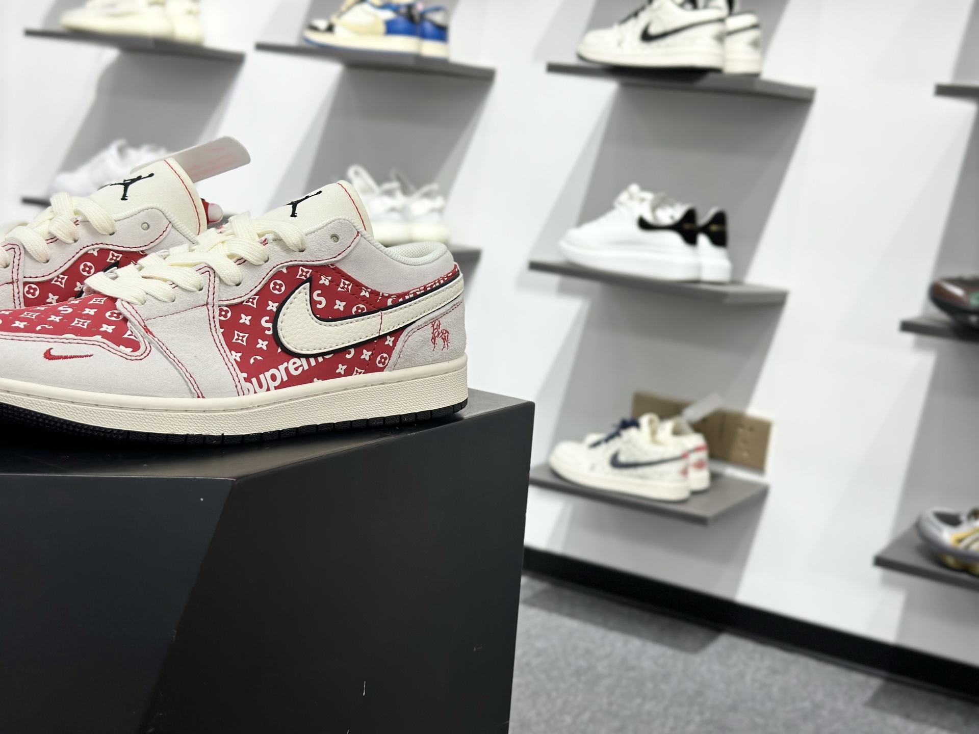 AIR JORDAN 1马年联名款太顶了 红白麂皮质感拉满 Supreme 北面双标加持 DM7866-123