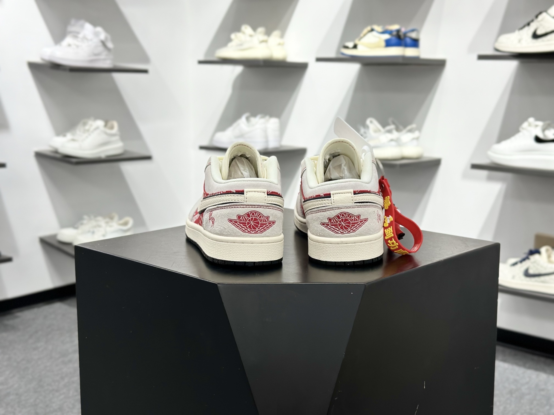 AIR JORDAN 1马年联名款太顶了 红白麂皮质感拉满 Supreme 北面双标加持 DM7866-123