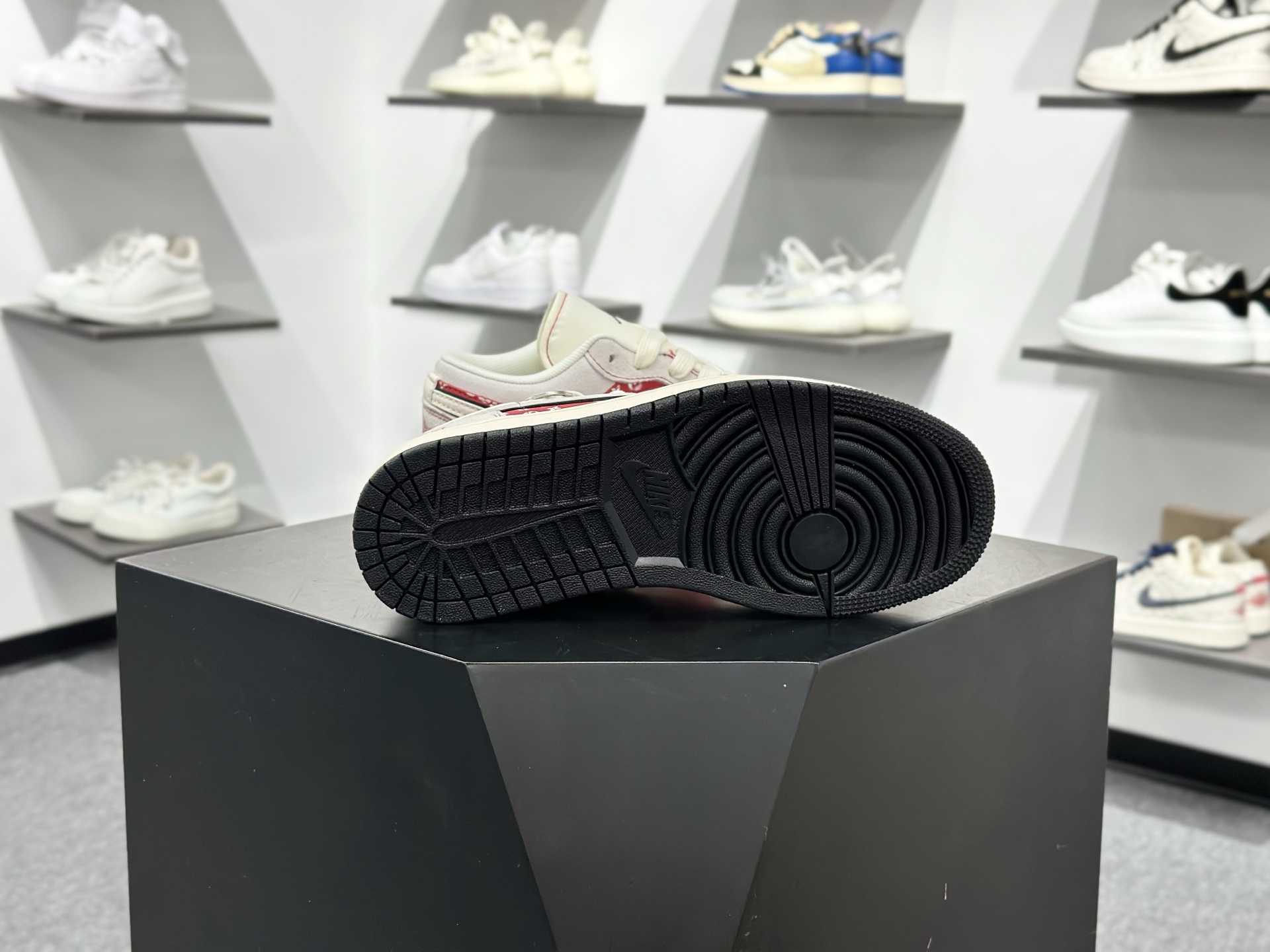 AIR JORDAN 1马年联名款太顶了 红白麂皮质感拉满 Supreme 北面双标加持 DM7866-123