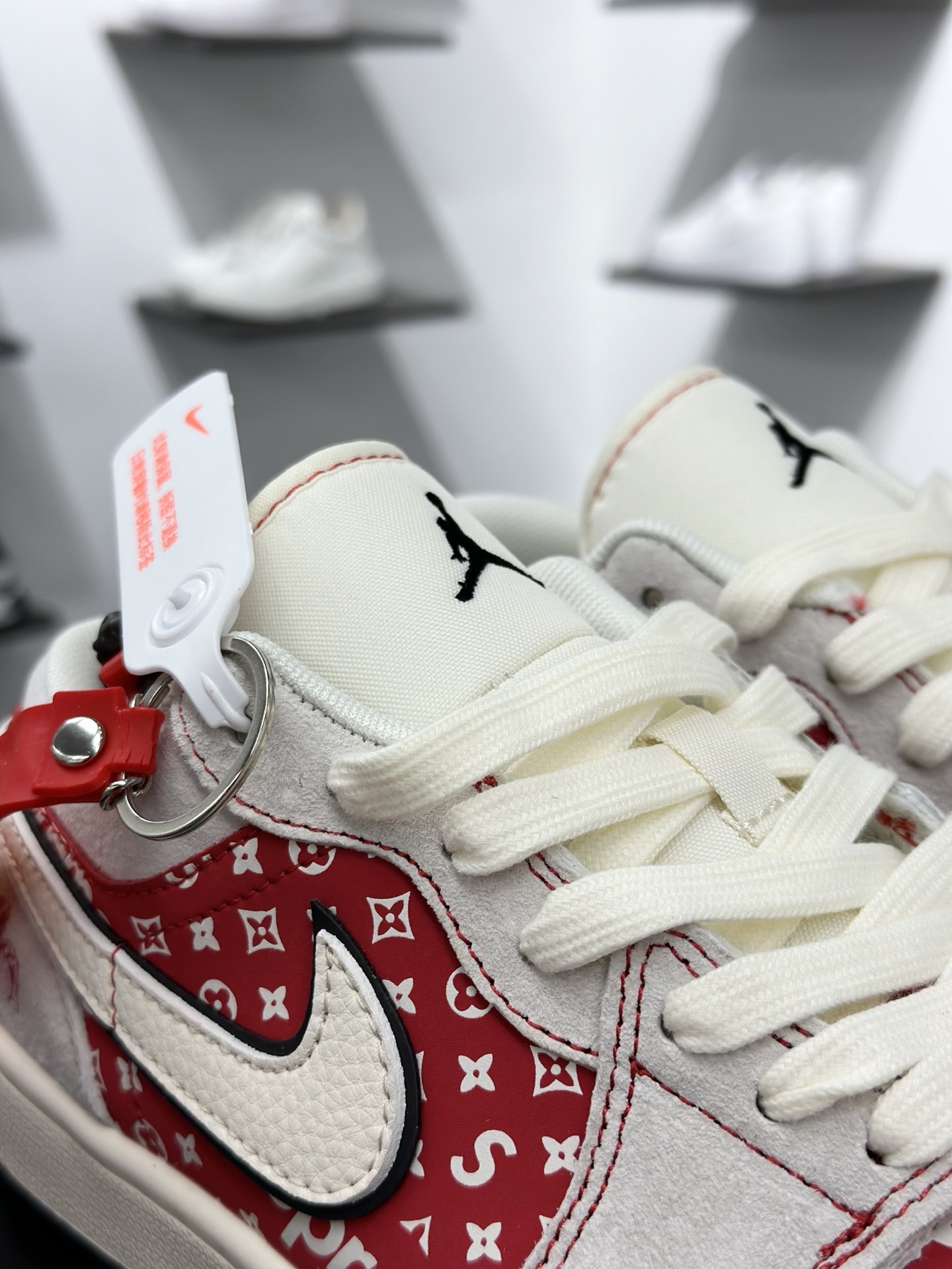 AIR JORDAN 1马年联名款太顶了 红白麂皮质感拉满 Supreme 北面双标加持 DM7866-123