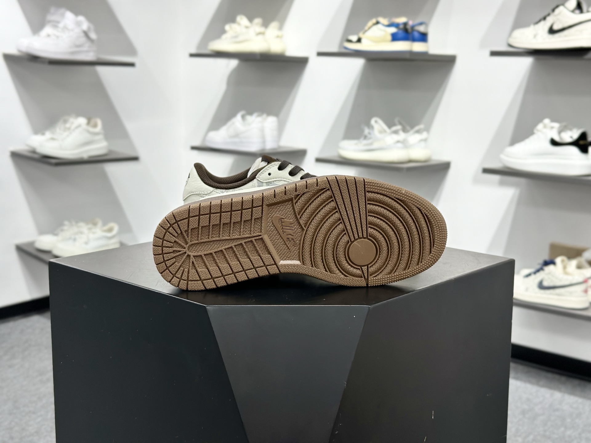 Fragment x Travis Scott x 马年限定 Air Jordan 1 Low 三方联名倒钩 NH0601-061-Top High Quatity Cheap Sneakers Fashion Clothing Clothes Bags handbags Shoes of all Brand wholesale With The best Quality And Beautiful Price from China Factory Chinese suppliers wholesaler seller Fragment x Travis Scott x 马年限定 Air Jordan 1 Low 三方联名倒钩 NH0601-061