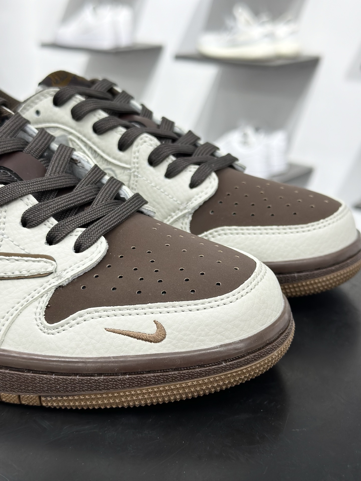 Fragment x Travis Scott x 马年限定 Air Jordan 1 Low 三方联名倒钩 NH0601-061-Top High Quatity Cheap Sneakers Fashion Clothing Clothes Bags handbags Shoes of all Brand wholesale With The best Quality And Beautiful Price from China Factory Chinese suppliers wholesaler seller Fragment x Travis Scott x 马年限定 Air Jordan 1 Low 三方联名倒钩 NH0601-061