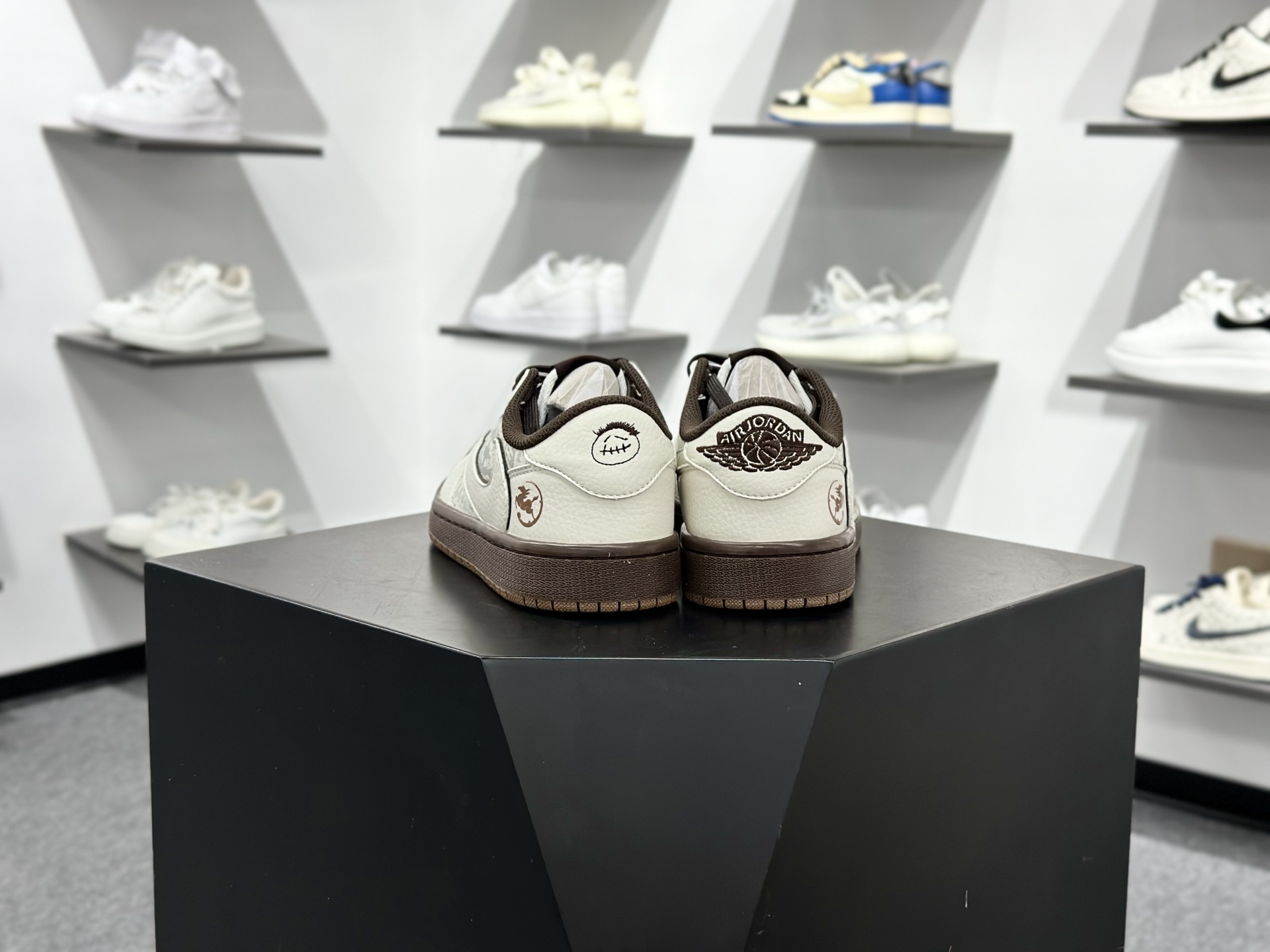 Fragment x Travis Scott x 马年限定 Air Jordan 1 Low 三方联名倒钩 NH0601-061-Top High Quatity Cheap Sneakers Fashion Clothing Clothes Bags handbags Shoes of all Brand wholesale With The best Quality And Beautiful Price from China Factory Chinese suppliers wholesaler seller Fragment x Travis Scott x 马年限定 Air Jordan 1 Low 三方联名倒钩 NH0601-061