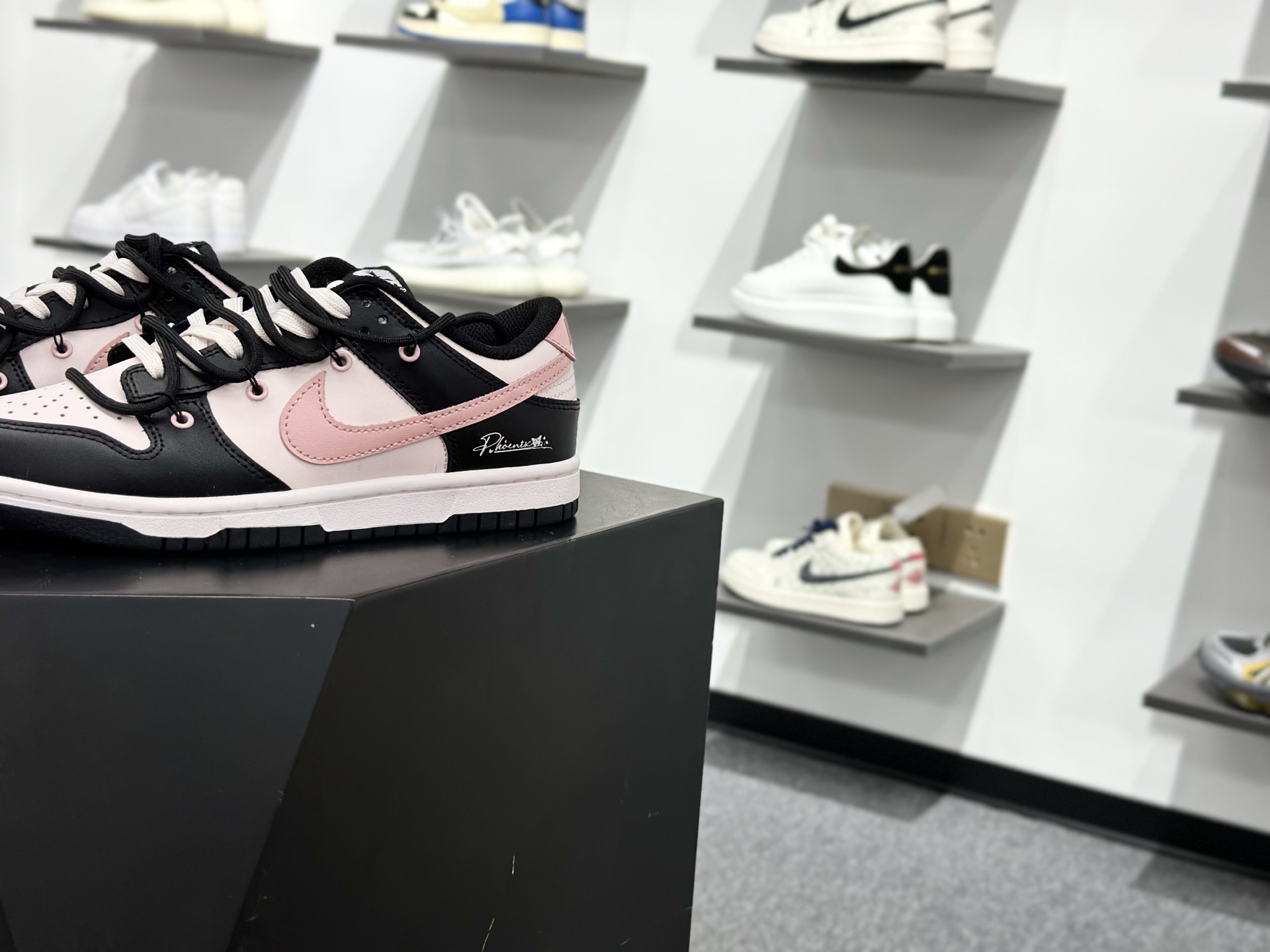 Nike SB Dunk Low 黑粉 解构绑带 BP1120-059-Top High Quatity Cheap Sneakers Fashion Clothing Clothes Bags handbags Shoes of all Brand wholesale With The best Quality And Beautiful Price from China Factory Chinese suppliers wholesaler seller Nike SB Dunk Low 黑粉 解构绑带 BP1120-059