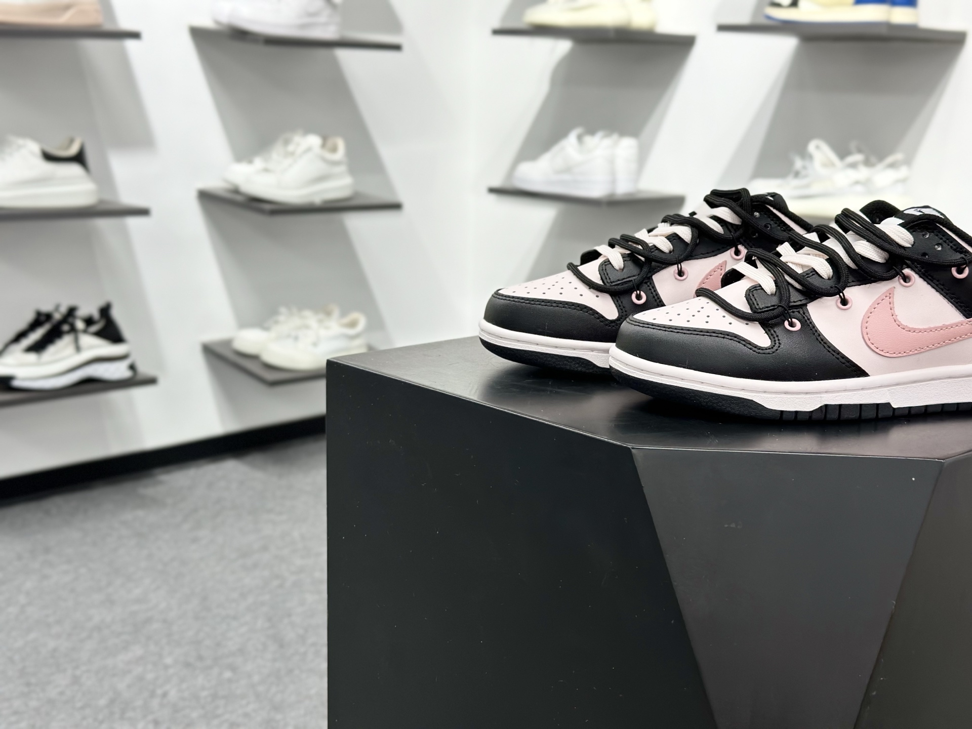 Nike SB Dunk Low 黑粉 解构绑带 BP1120-059-Top High Quatity Cheap Sneakers Fashion Clothing Clothes Bags handbags Shoes of all Brand wholesale With The best Quality And Beautiful Price from China Factory Chinese suppliers wholesaler seller Nike SB Dunk Low 黑粉 解构绑带 BP1120-059