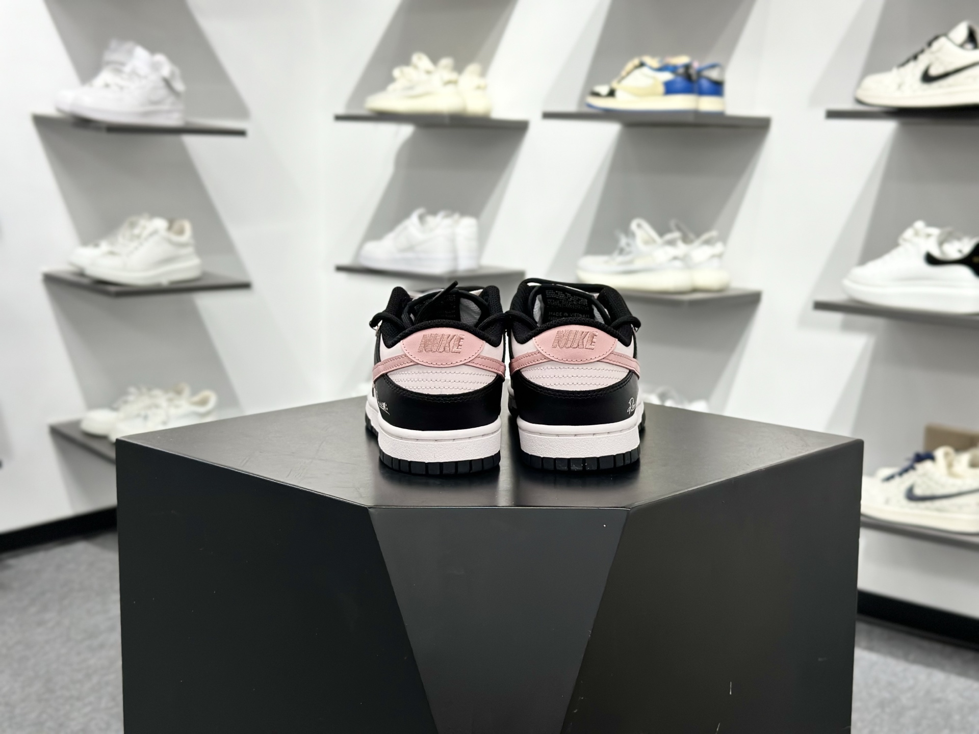 Nike SB Dunk Low 黑粉 解构绑带 BP1120-059-Top High Quatity Cheap Sneakers Fashion Clothing Clothes Bags handbags Shoes of all Brand wholesale With The best Quality And Beautiful Price from China Factory Chinese suppliers wholesaler seller Nike SB Dunk Low 黑粉 解构绑带 BP1120-059