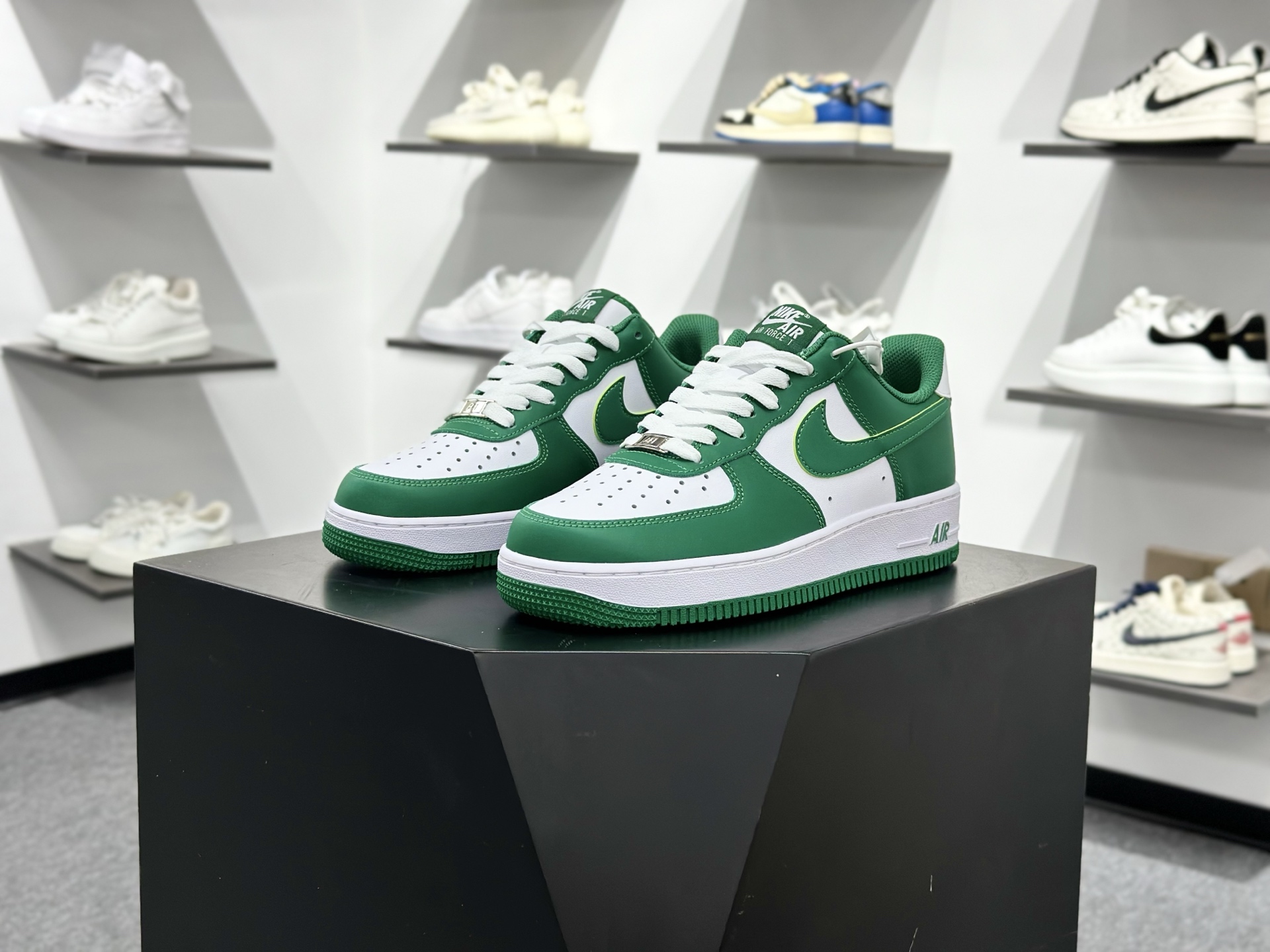 200 NIKE AIR FORCE 1‘07 FJ4146-122-Chinese UA Cheap High Quatity Brand Clothes Bags handbags Sneakers wholesale wholesaler seller from China Factory suppliers Fashion Clothing Shoes best Quality Beautiful Price 200 NIKE AIR FORCE 1‘07 FJ4146-122