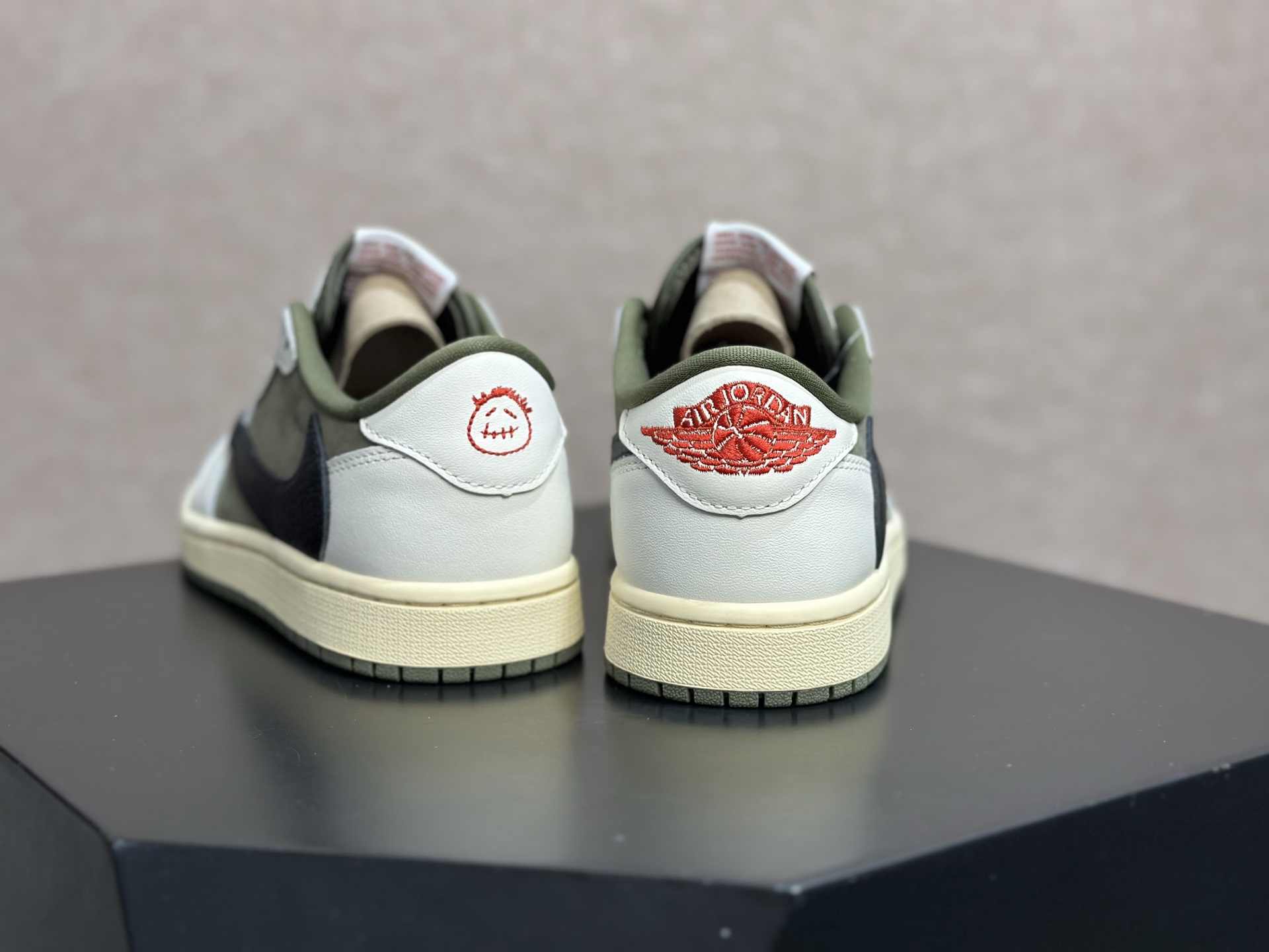 倒钩 8.0 米绿 细节拉满的街头神鞋 Travis Scott x AJ1 Low 米绿倒钩
