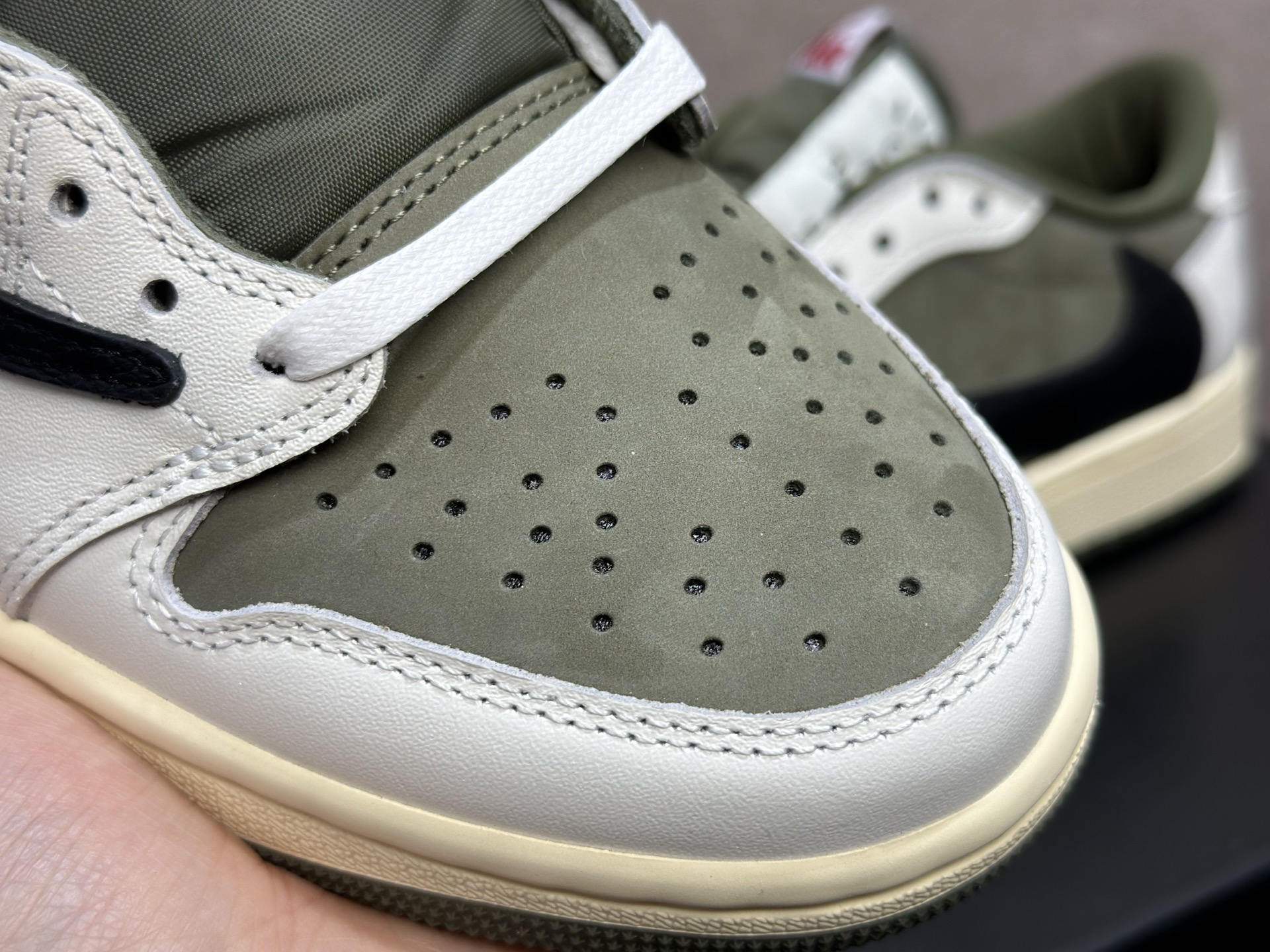 倒钩 8.0 米绿 细节拉满的街头神鞋 Travis Scott x AJ1 Low 米绿倒钩