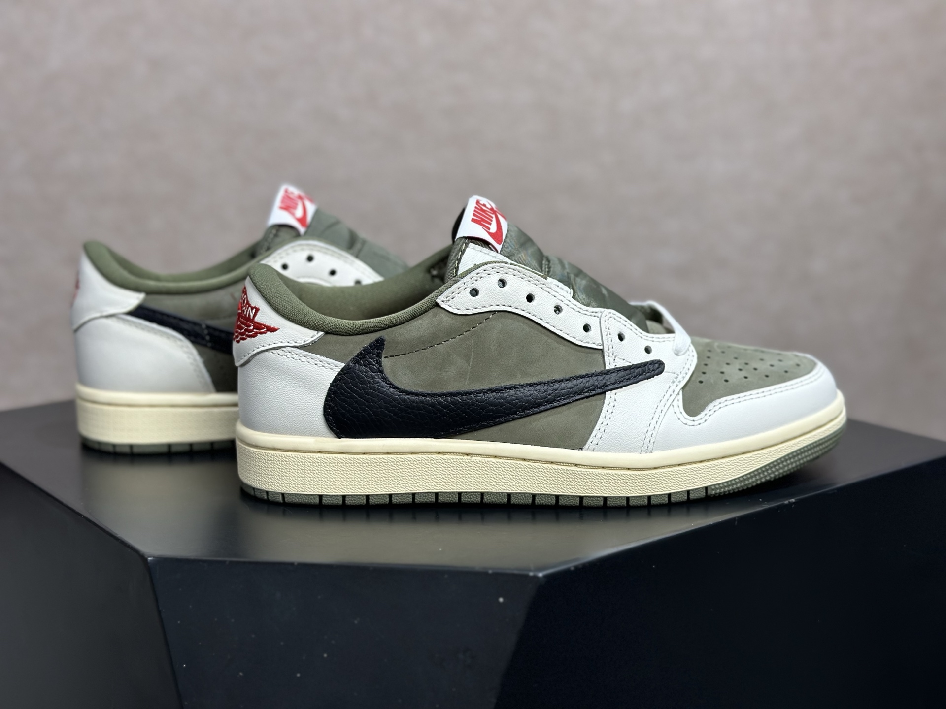 倒钩 8.0 米绿 细节拉满的街头神鞋 Travis Scott x AJ1 Low 米绿倒钩