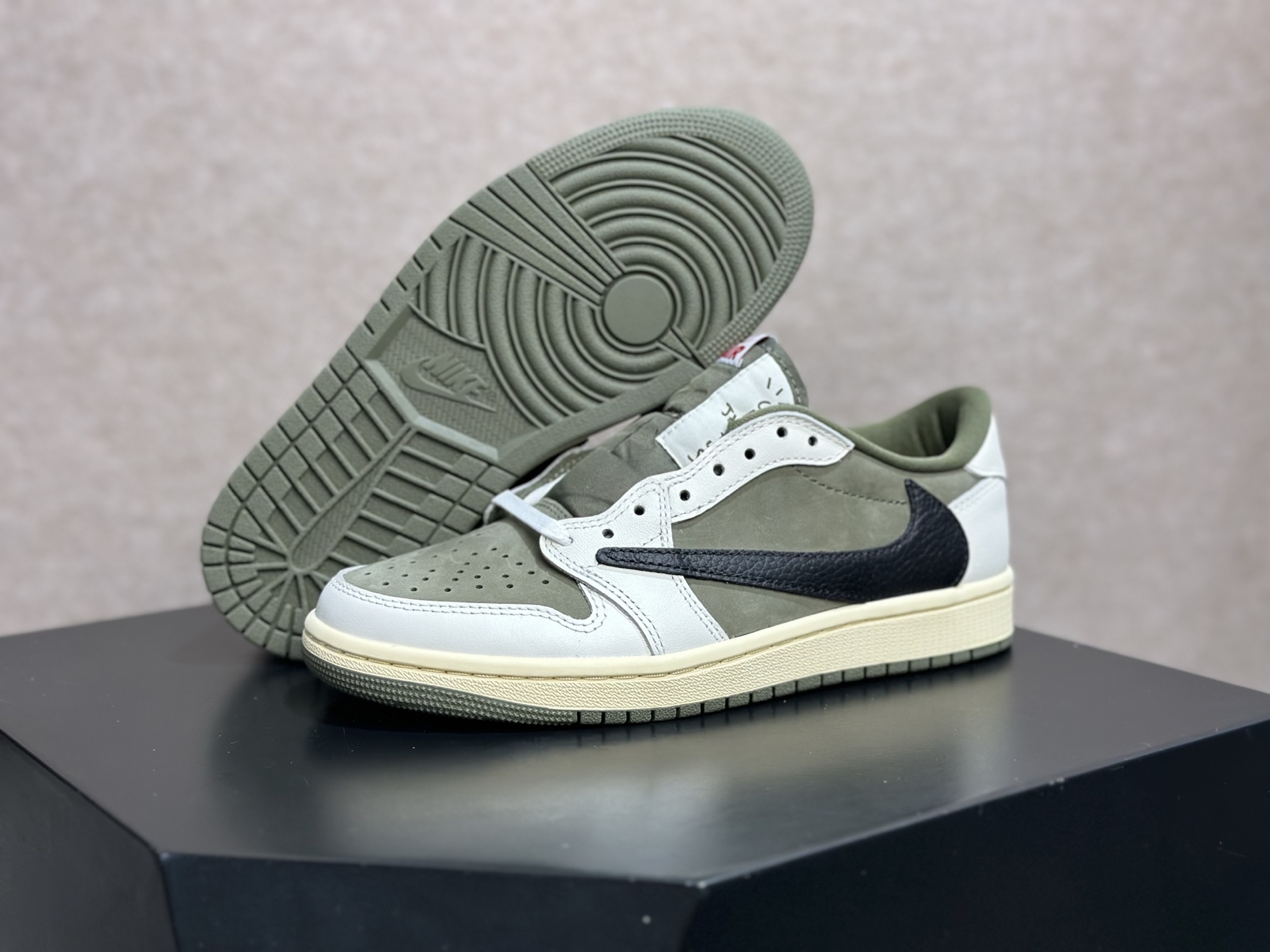 倒钩 8.0 米绿 细节拉满的街头神鞋 Travis Scott x AJ1 Low 米绿倒钩