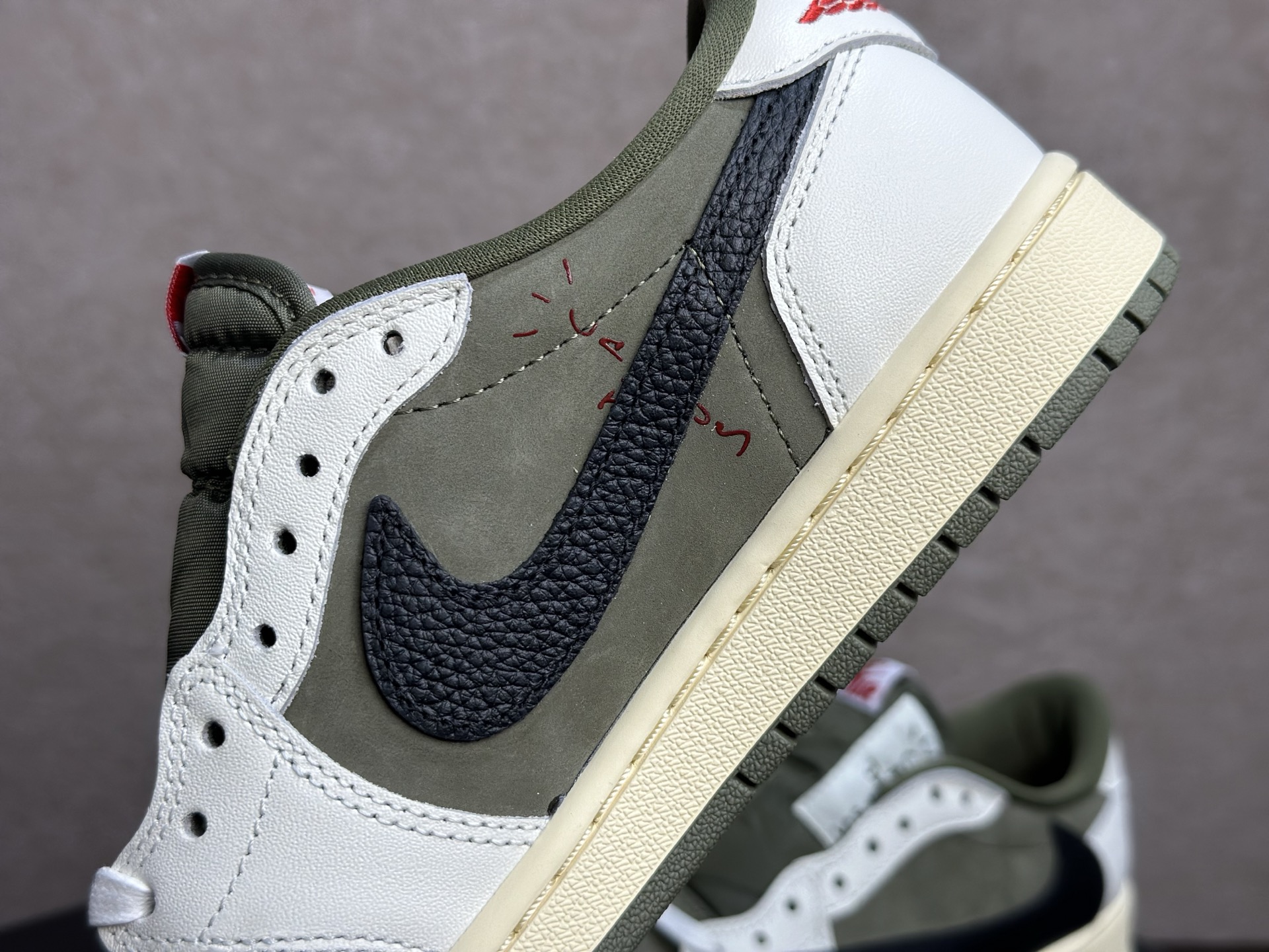 倒钩 8.0 米绿 细节拉满的街头神鞋 Travis Scott x AJ1 Low 米绿倒钩