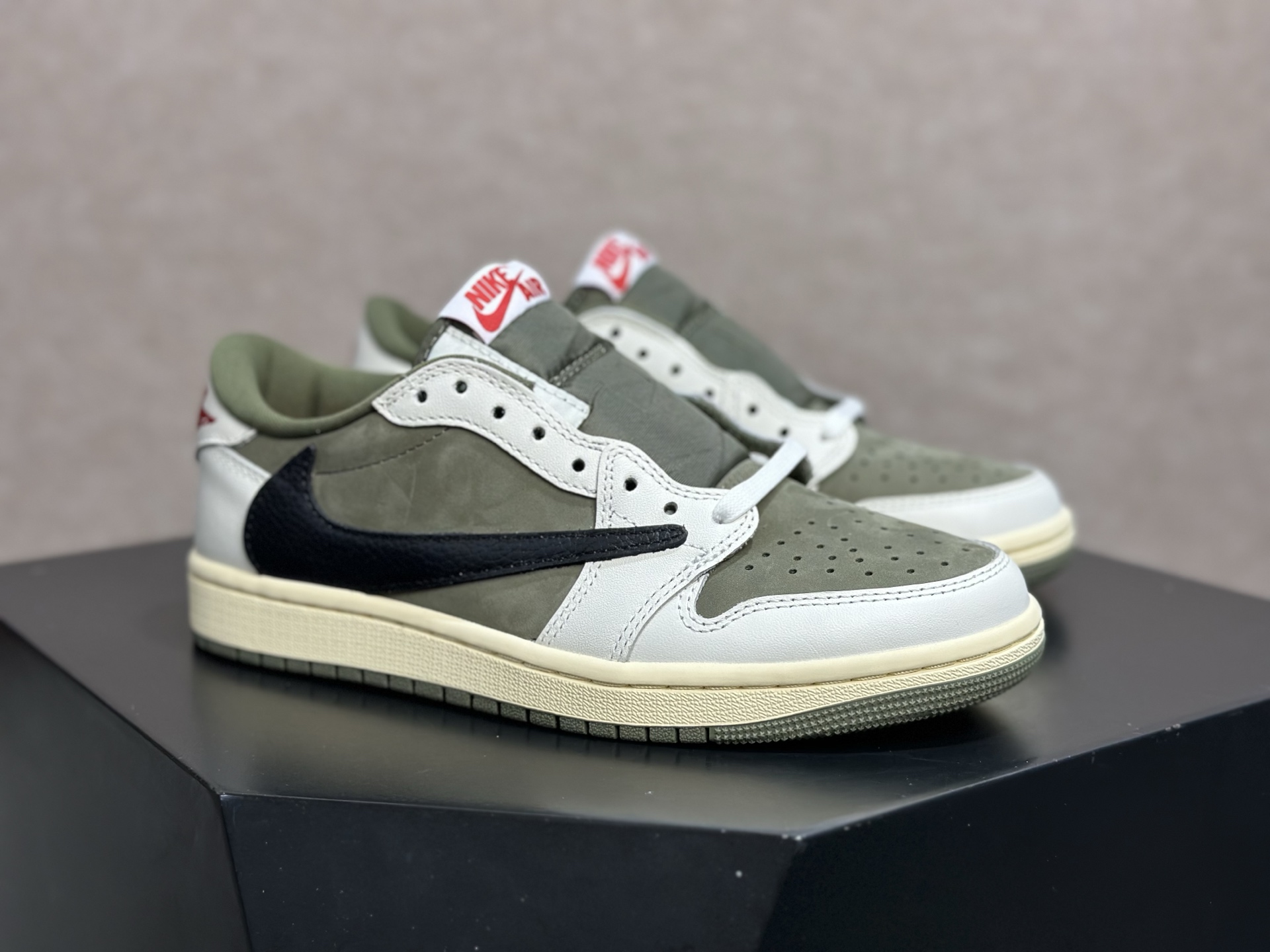 倒钩 8.0 米绿 细节拉满的街头神鞋 Travis Scott x AJ1 Low 米绿倒钩