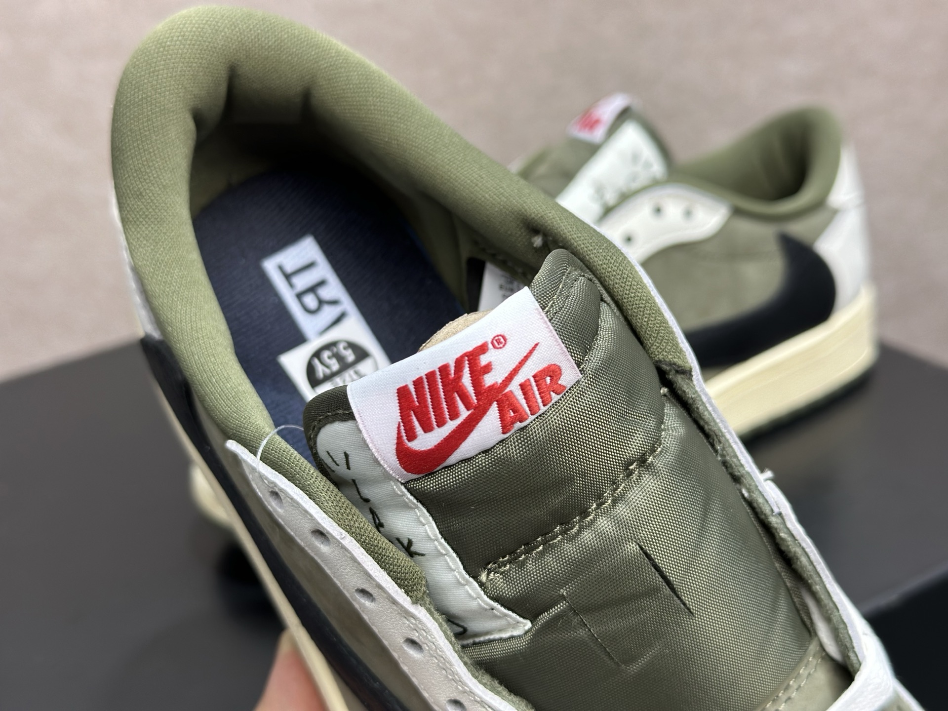 倒钩 8.0 米绿 细节拉满的街头神鞋 Travis Scott x AJ1 Low 米绿倒钩