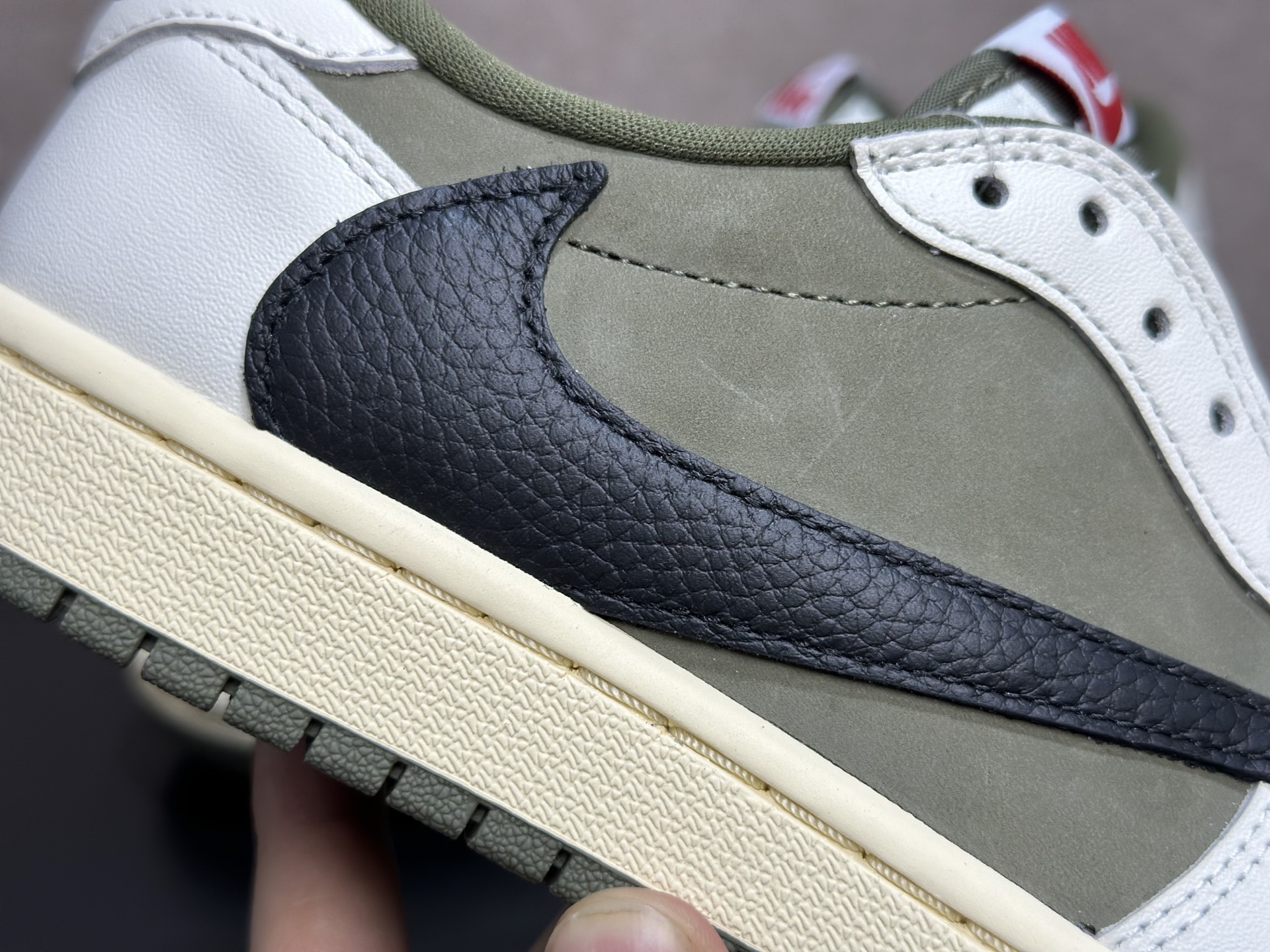 倒钩 8.0 米绿 细节拉满的街头神鞋 Travis Scott x AJ1 Low 米绿倒钩