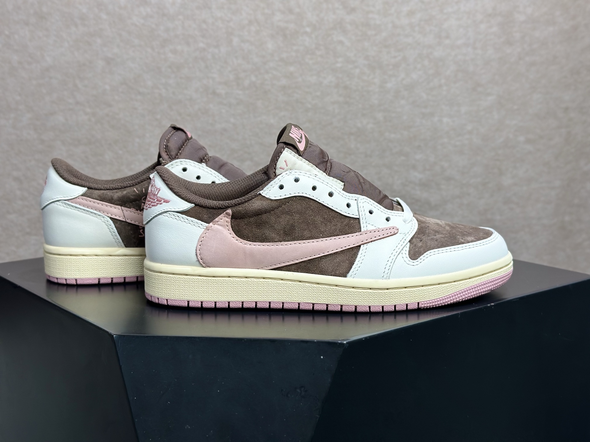倒钩粉棕 甜酷拉满的复古神鞋 Travis Scott x AJ1 Low 粉棕倒钩-Top High Quatity Cheap Sneakers Fashion Clothing Clothes Bags handbags Shoes of all Brand wholesale With The best Quality And Beautiful Price from China Factory Chinese suppliers wholesaler seller 倒钩粉棕 甜酷拉满的复古神鞋 Travis Scott x AJ1 Low 粉棕倒钩