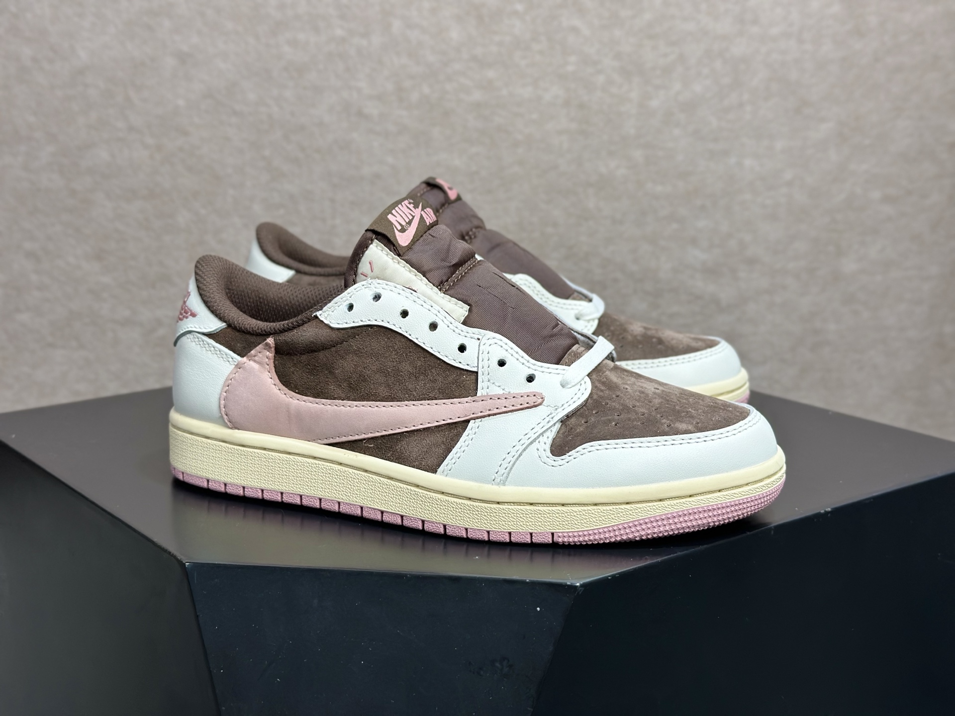 倒钩粉棕 甜酷拉满的复古神鞋 Travis Scott x AJ1 Low 粉棕倒钩-Top High Quatity Cheap Sneakers Fashion Clothing Clothes Bags handbags Shoes of all Brand wholesale With The best Quality And Beautiful Price from China Factory Chinese suppliers wholesaler seller 倒钩粉棕 甜酷拉满的复古神鞋 Travis Scott x AJ1 Low 粉棕倒钩