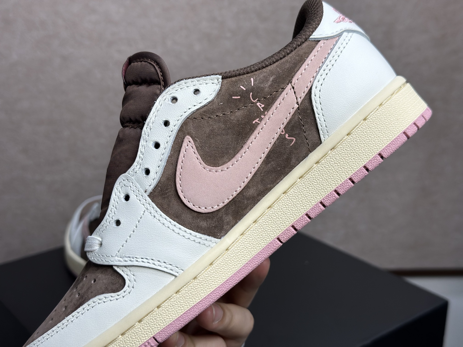 倒钩粉棕 甜酷拉满的复古神鞋 Travis Scott x AJ1 Low 粉棕倒钩-Top High Quatity Cheap Sneakers Fashion Clothing Clothes Bags handbags Shoes of all Brand wholesale With The best Quality And Beautiful Price from China Factory Chinese suppliers wholesaler seller 倒钩粉棕 甜酷拉满的复古神鞋 Travis Scott x AJ1 Low 粉棕倒钩
