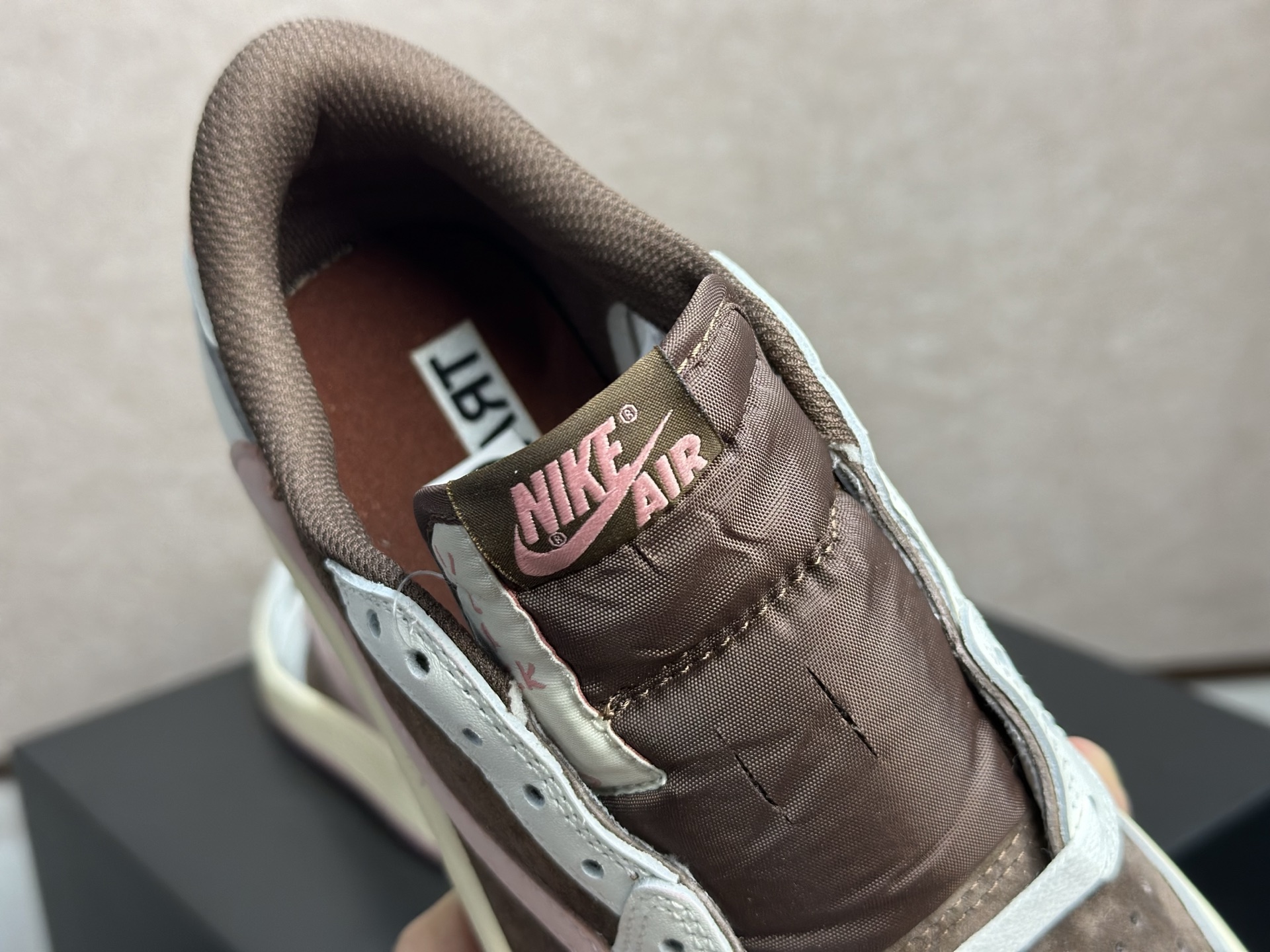 倒钩粉棕 甜酷拉满的复古神鞋 Travis Scott x AJ1 Low 粉棕倒钩-Top High Quatity Cheap Sneakers Fashion Clothing Clothes Bags handbags Shoes of all Brand wholesale With The best Quality And Beautiful Price from China Factory Chinese suppliers wholesaler seller 倒钩粉棕 甜酷拉满的复古神鞋 Travis Scott x AJ1 Low 粉棕倒钩