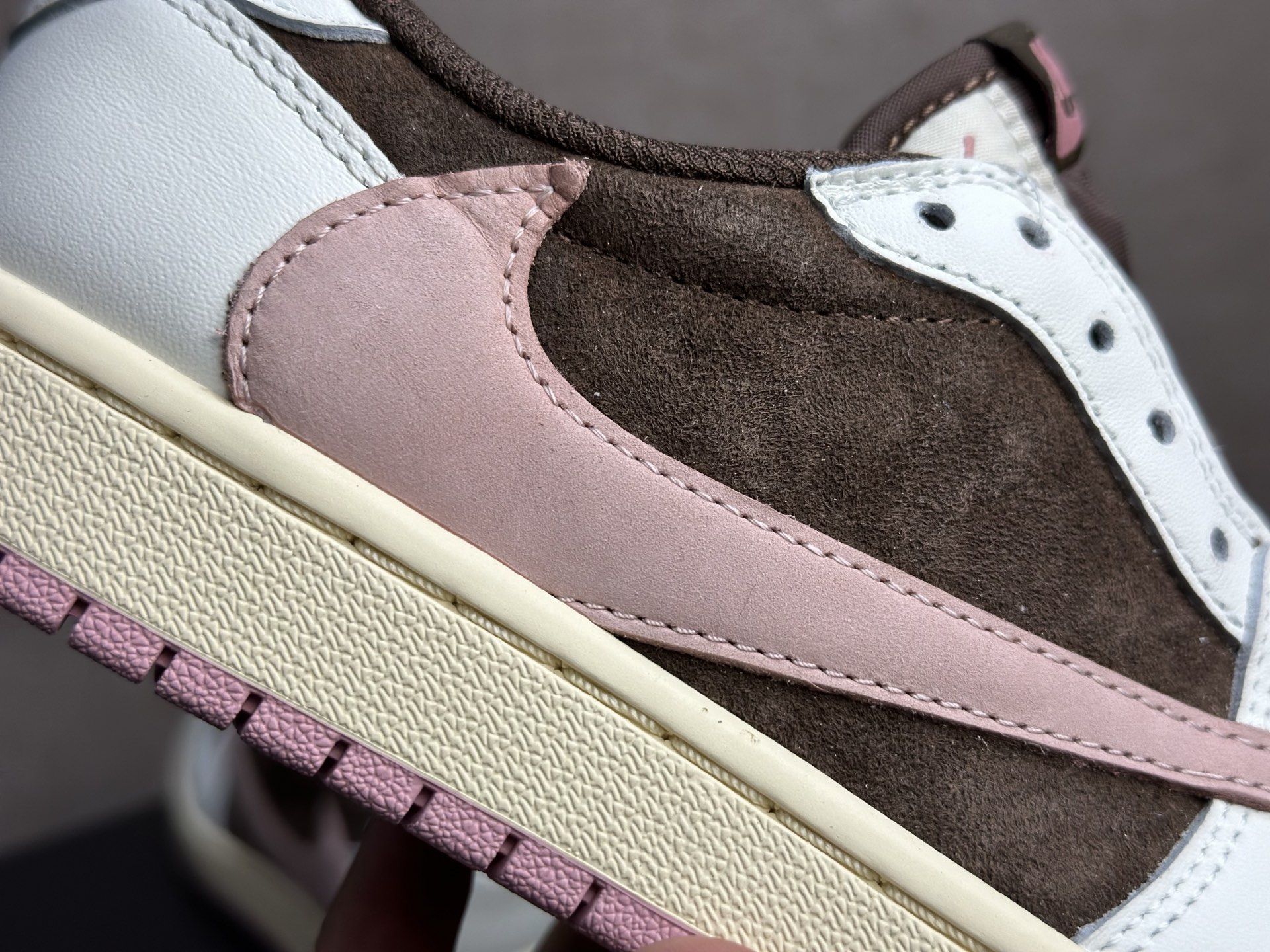 倒钩粉棕 甜酷拉满的复古神鞋 Travis Scott x AJ1 Low 粉棕倒钩-Top High Quatity Cheap Sneakers Fashion Clothing Clothes Bags handbags Shoes of all Brand wholesale With The best Quality And Beautiful Price from China Factory Chinese suppliers wholesaler seller 倒钩粉棕 甜酷拉满的复古神鞋 Travis Scott x AJ1 Low 粉棕倒钩