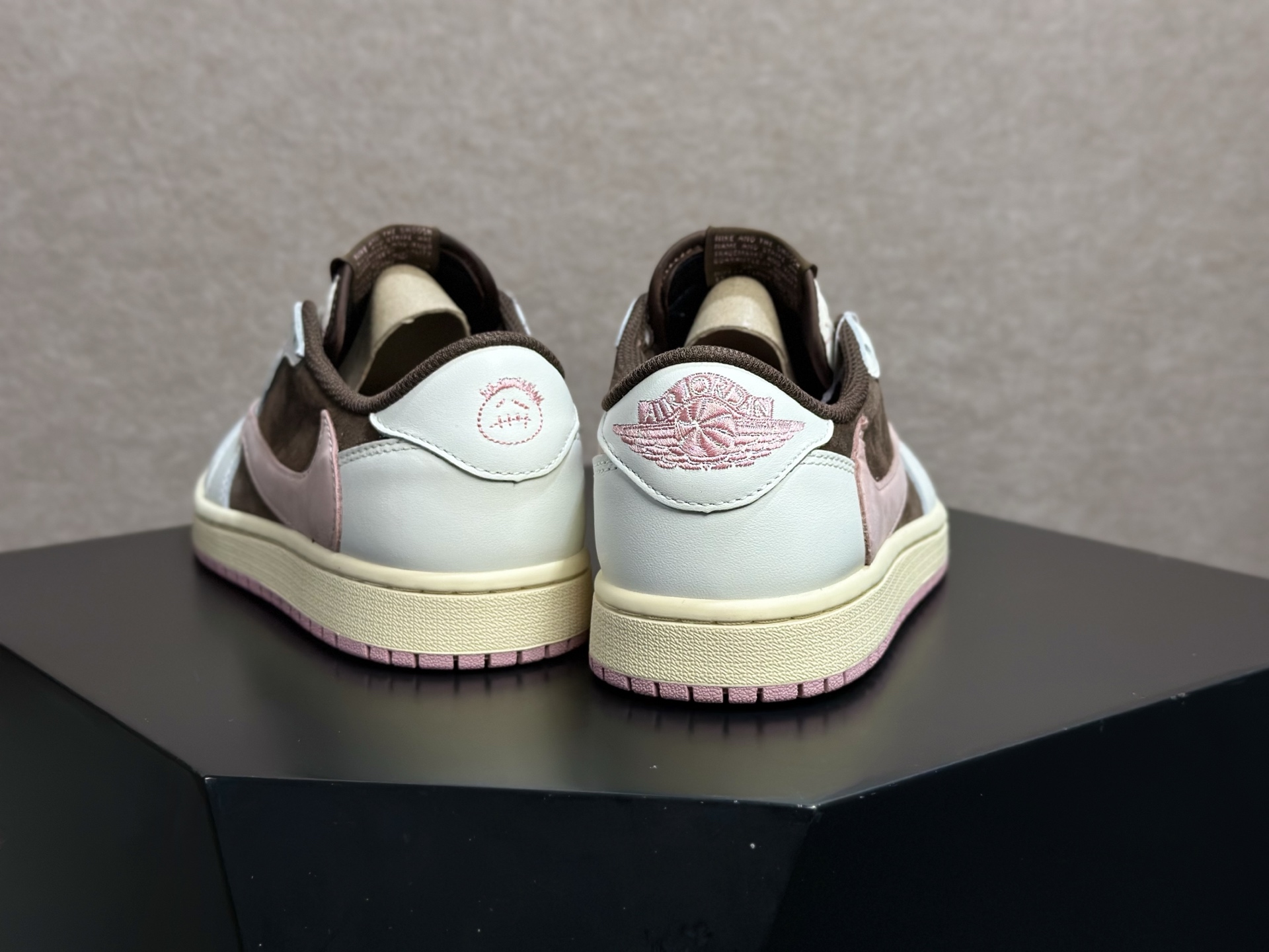 倒钩粉棕 甜酷拉满的复古神鞋 Travis Scott x AJ1 Low 粉棕倒钩-Top High Quatity Cheap Sneakers Fashion Clothing Clothes Bags handbags Shoes of all Brand wholesale With The best Quality And Beautiful Price from China Factory Chinese suppliers wholesaler seller 倒钩粉棕 甜酷拉满的复古神鞋 Travis Scott x AJ1 Low 粉棕倒钩