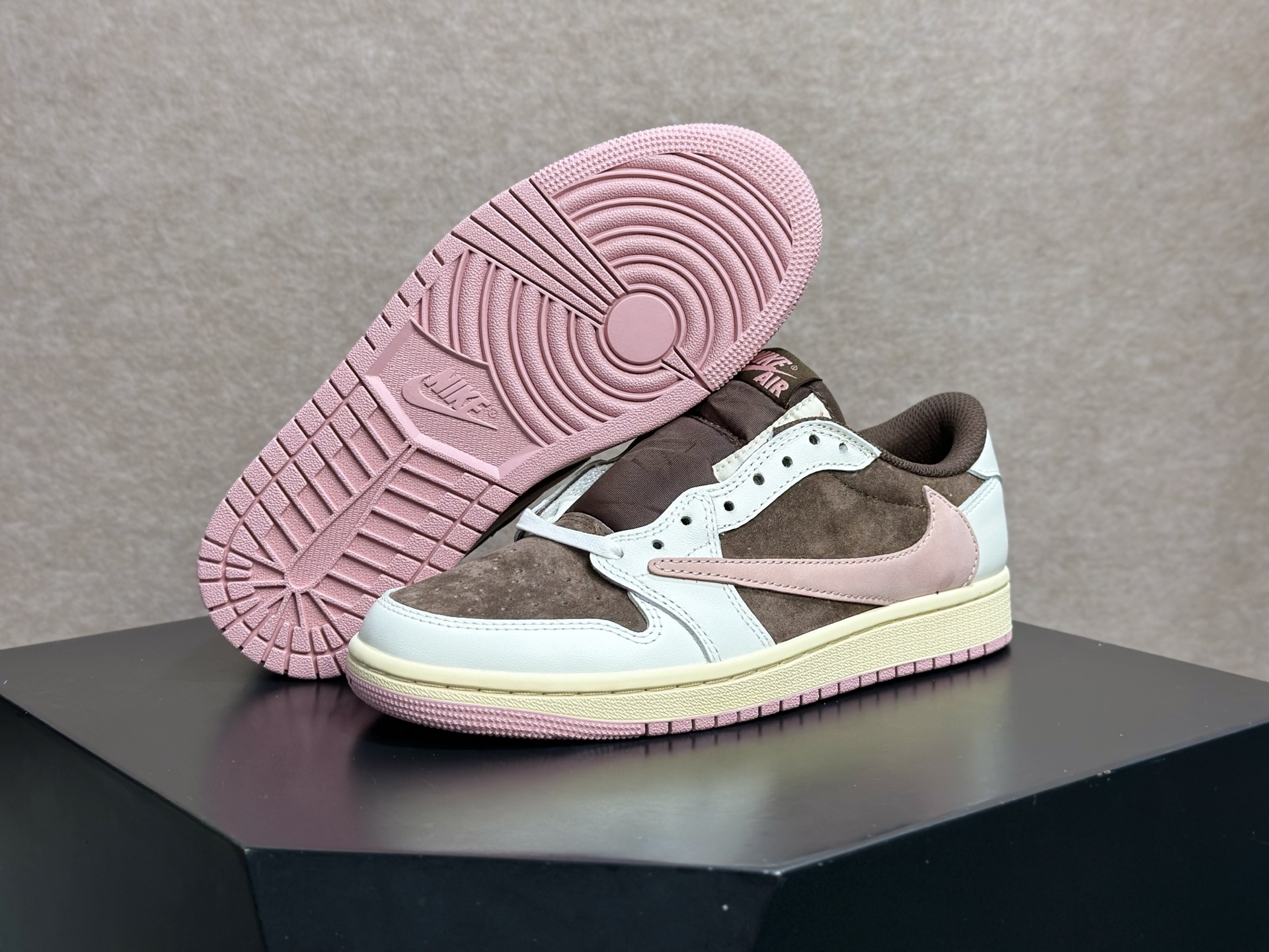 倒钩粉棕 甜酷拉满的复古神鞋 Travis Scott x AJ1 Low 粉棕倒钩-Top High Quatity Cheap Sneakers Fashion Clothing Clothes Bags handbags Shoes of all Brand wholesale With The best Quality And Beautiful Price from China Factory Chinese suppliers wholesaler seller 倒钩粉棕 甜酷拉满的复古神鞋 Travis Scott x AJ1 Low 粉棕倒钩