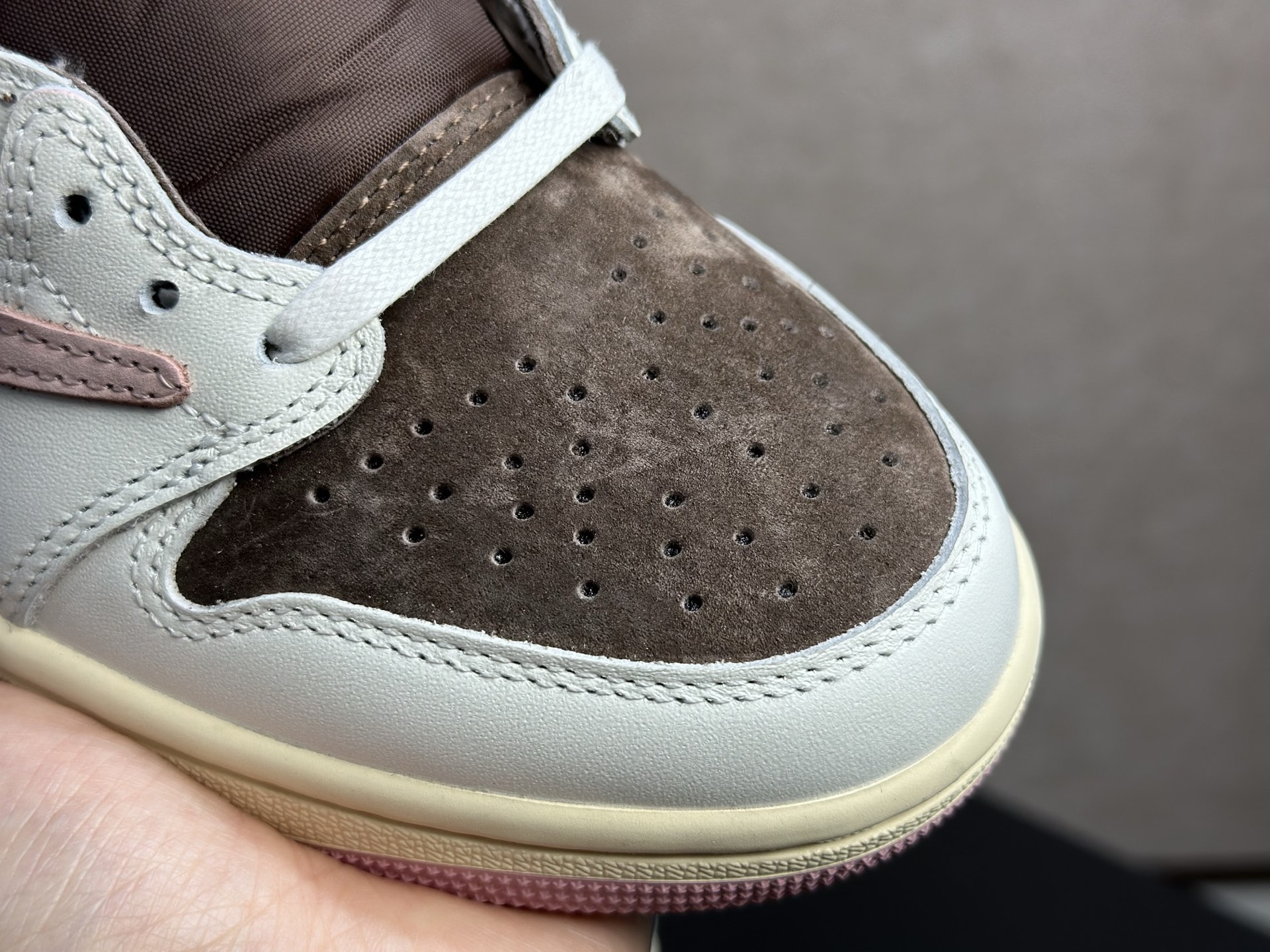 倒钩粉棕 甜酷拉满的复古神鞋 Travis Scott x AJ1 Low 粉棕倒钩-Top High Quatity Cheap Sneakers Fashion Clothing Clothes Bags handbags Shoes of all Brand wholesale With The best Quality And Beautiful Price from China Factory Chinese suppliers wholesaler seller 倒钩粉棕 甜酷拉满的复古神鞋 Travis Scott x AJ1 Low 粉棕倒钩