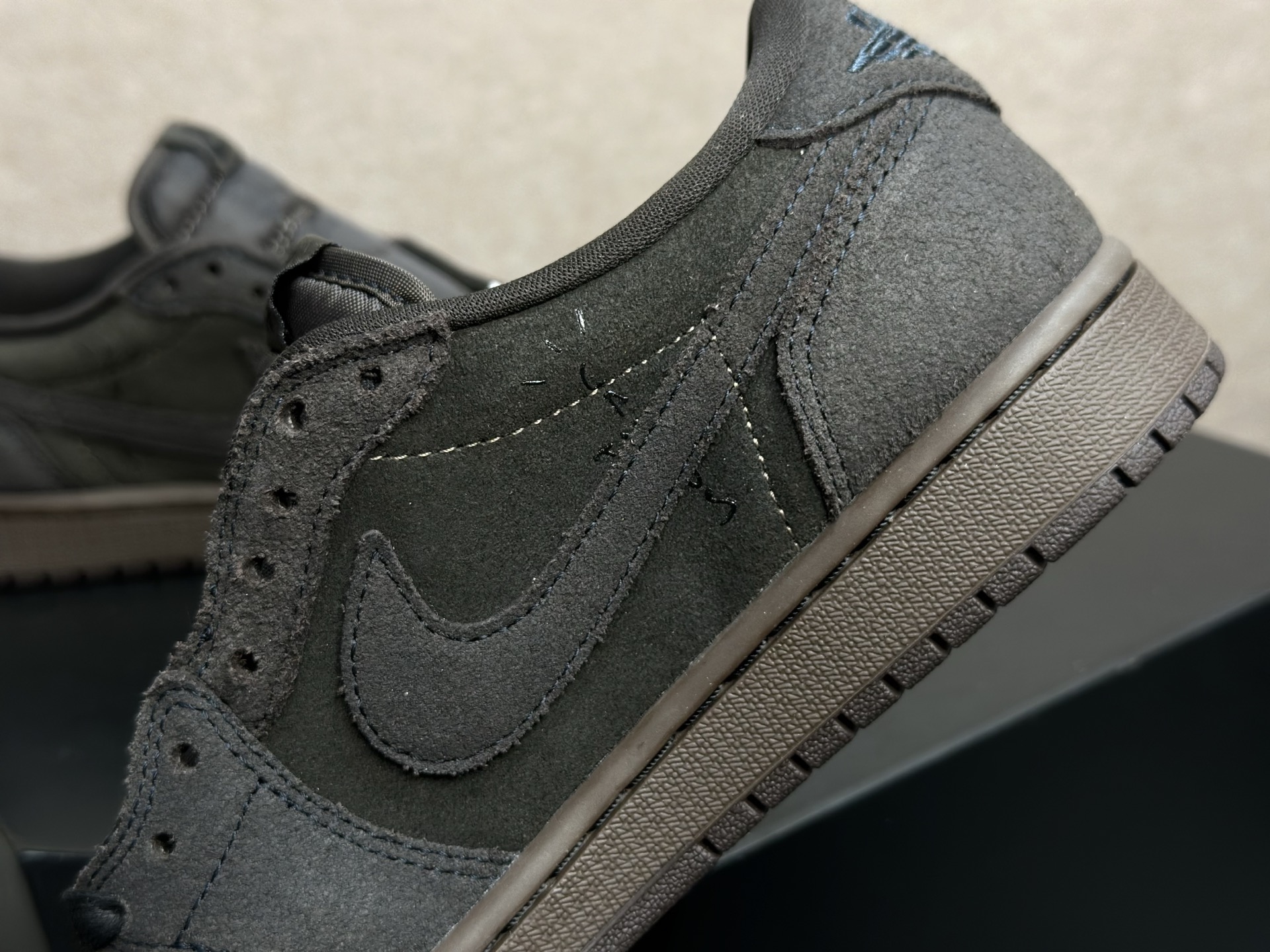 260 倒钩 9.0 丝绒摩卡 质感拉满的美拉德神鞋 Travis Scott x AJ1 Low 丝绒摩卡倒钩-Chinese UA Cheap High Quatity Brand Clothes Bags handbags Sneakers wholesale wholesaler seller from China Factory suppliers Fashion Clothing Shoes best Quality Beautiful Price 260 倒钩 9.0 丝绒摩卡 质感拉满的美拉德神鞋 Travis Scott x AJ1 Low 丝绒摩卡倒钩