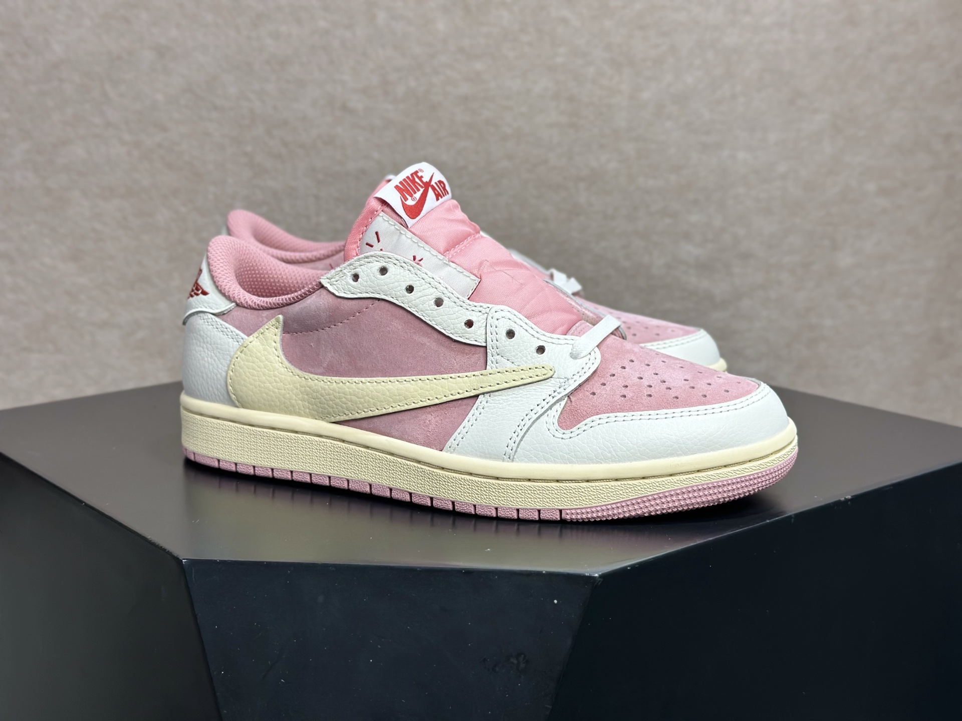 260 倒钩粉白 甜妹氛围感直接拉满的少女神鞋 Travis Scott x AJ1 Low 粉白倒钩 经典反向 Swoosh 粉色麂皮 DM7866-600-Chinese UA Cheap High Quatity Brand Clothes Bags handbags Sneakers wholesale wholesaler seller from China Factory suppliers Fashion Clothing Shoes best Quality Beautiful Price 260 倒钩粉白 甜妹氛围感直接拉满的少女神鞋 Travis Scott x AJ1 Low 粉白倒钩 经典反向 Swoosh 粉色麂皮 DM7866-600