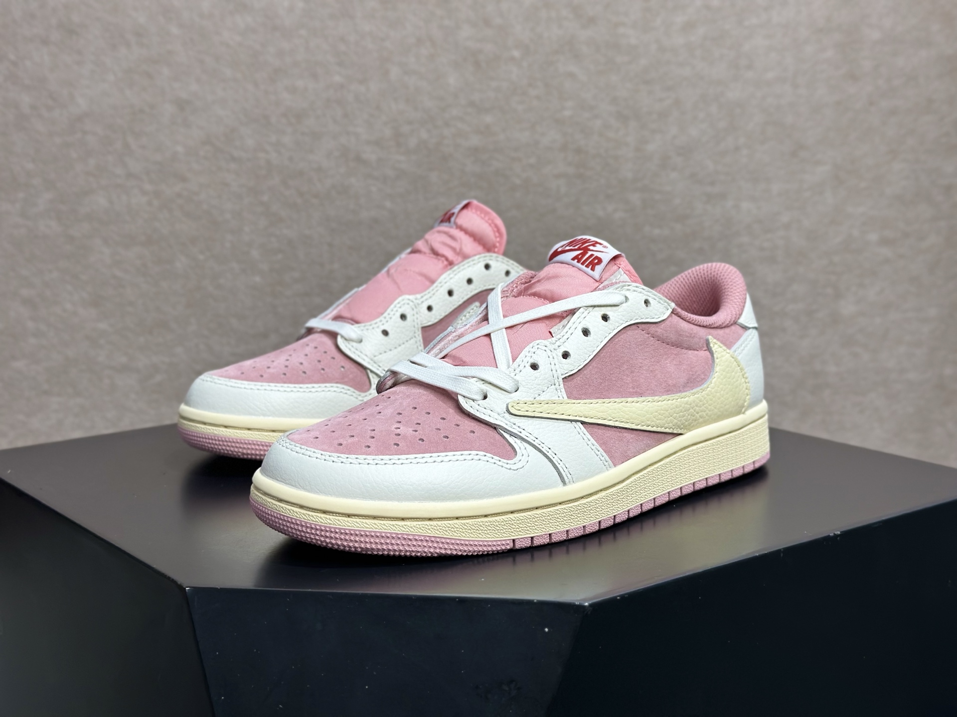 260 倒钩粉白 甜妹氛围感直接拉满的少女神鞋 Travis Scott x AJ1 Low 粉白倒钩 经典反向 Swoosh 粉色麂皮 DM7866-600-Chinese UA Cheap High Quatity Brand Clothes Bags handbags Sneakers wholesale wholesaler seller from China Factory suppliers Fashion Clothing Shoes best Quality Beautiful Price 260 倒钩粉白 甜妹氛围感直接拉满的少女神鞋 Travis Scott x AJ1 Low 粉白倒钩 经典反向 Swoosh 粉色麂皮 DM7866-600