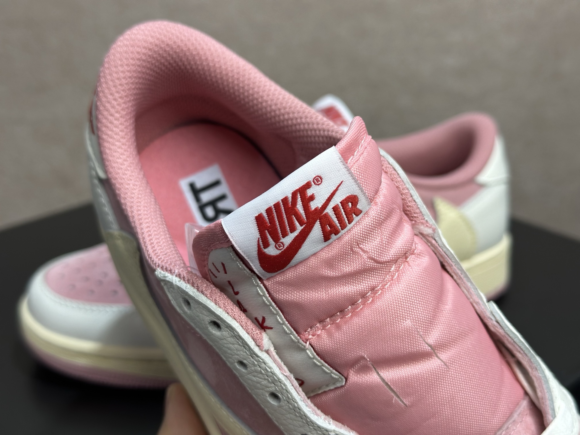 260 倒钩粉白 甜妹氛围感直接拉满的少女神鞋 Travis Scott x AJ1 Low 粉白倒钩 经典反向 Swoosh 粉色麂皮 DM7866-600-Chinese UA Cheap High Quatity Brand Clothes Bags handbags Sneakers wholesale wholesaler seller from China Factory suppliers Fashion Clothing Shoes best Quality Beautiful Price 260 倒钩粉白 甜妹氛围感直接拉满的少女神鞋 Travis Scott x AJ1 Low 粉白倒钩 经典反向 Swoosh 粉色麂皮 DM7866-600