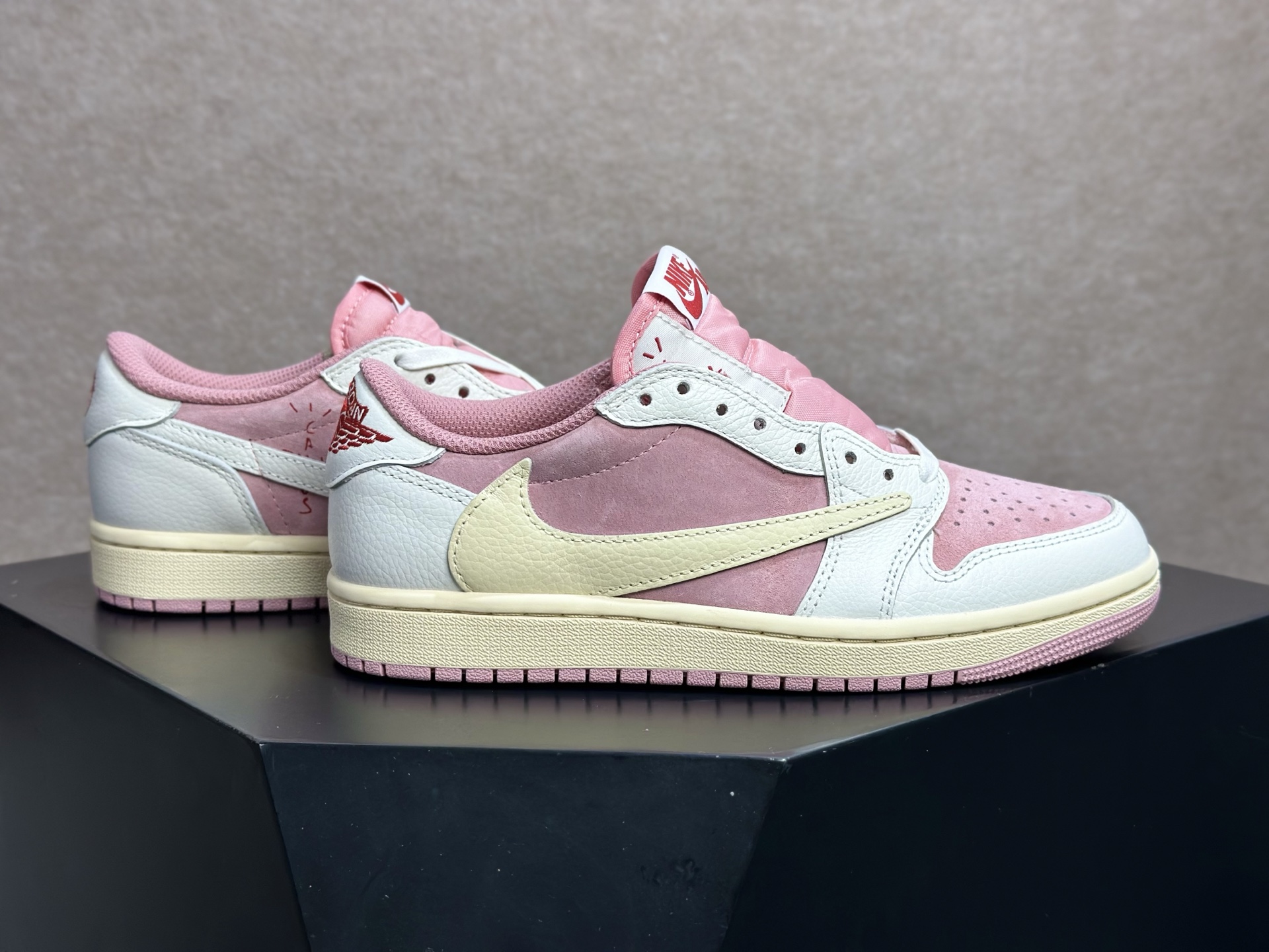 260 倒钩粉白 甜妹氛围感直接拉满的少女神鞋 Travis Scott x AJ1 Low 粉白倒钩 经典反向 Swoosh 粉色麂皮 DM7866-600-Chinese UA Cheap High Quatity Brand Clothes Bags handbags Sneakers wholesale wholesaler seller from China Factory suppliers Fashion Clothing Shoes best Quality Beautiful Price 260 倒钩粉白 甜妹氛围感直接拉满的少女神鞋 Travis Scott x AJ1 Low 粉白倒钩 经典反向 Swoosh 粉色麂皮 DM7866-600