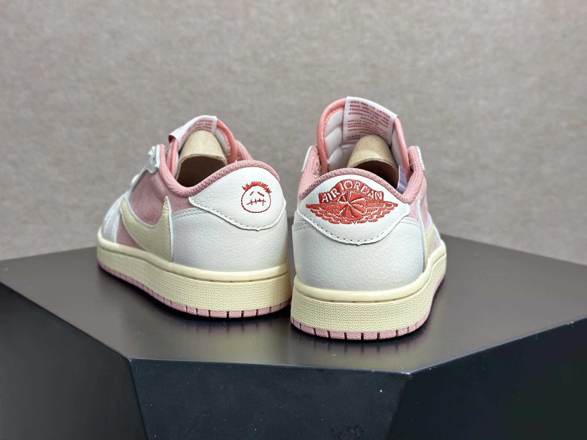 260 倒钩粉白 甜妹氛围感直接拉满的少女神鞋 Travis Scott x AJ1 Low 粉白倒钩 经典反向 Swoosh 粉色麂皮 DM7866-600-Chinese UA Cheap High Quatity Brand Clothes Bags handbags Sneakers wholesale wholesaler seller from China Factory suppliers Fashion Clothing Shoes best Quality Beautiful Price 260 倒钩粉白 甜妹氛围感直接拉满的少女神鞋 Travis Scott x AJ1 Low 粉白倒钩 经典反向 Swoosh 粉色麂皮 DM7866-600