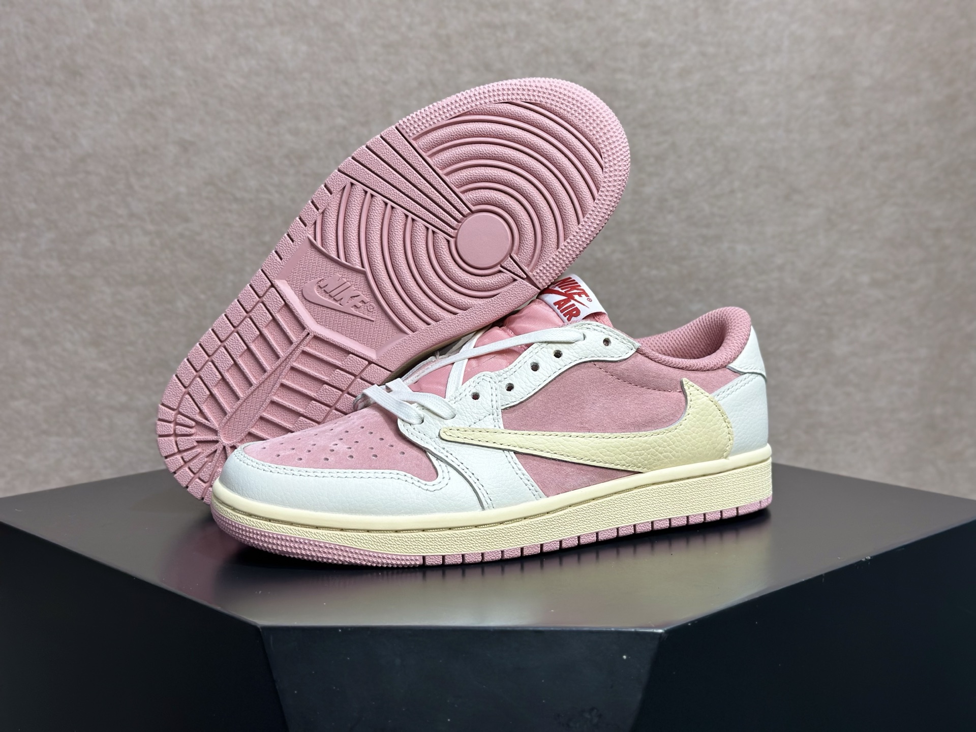260 倒钩粉白 甜妹氛围感直接拉满的少女神鞋 Travis Scott x AJ1 Low 粉白倒钩 经典反向 Swoosh 粉色麂皮 DM7866-600-Chinese UA Cheap High Quatity Brand Clothes Bags handbags Sneakers wholesale wholesaler seller from China Factory suppliers Fashion Clothing Shoes best Quality Beautiful Price 260 倒钩粉白 甜妹氛围感直接拉满的少女神鞋 Travis Scott x AJ1 Low 粉白倒钩 经典反向 Swoosh 粉色麂皮 DM7866-600