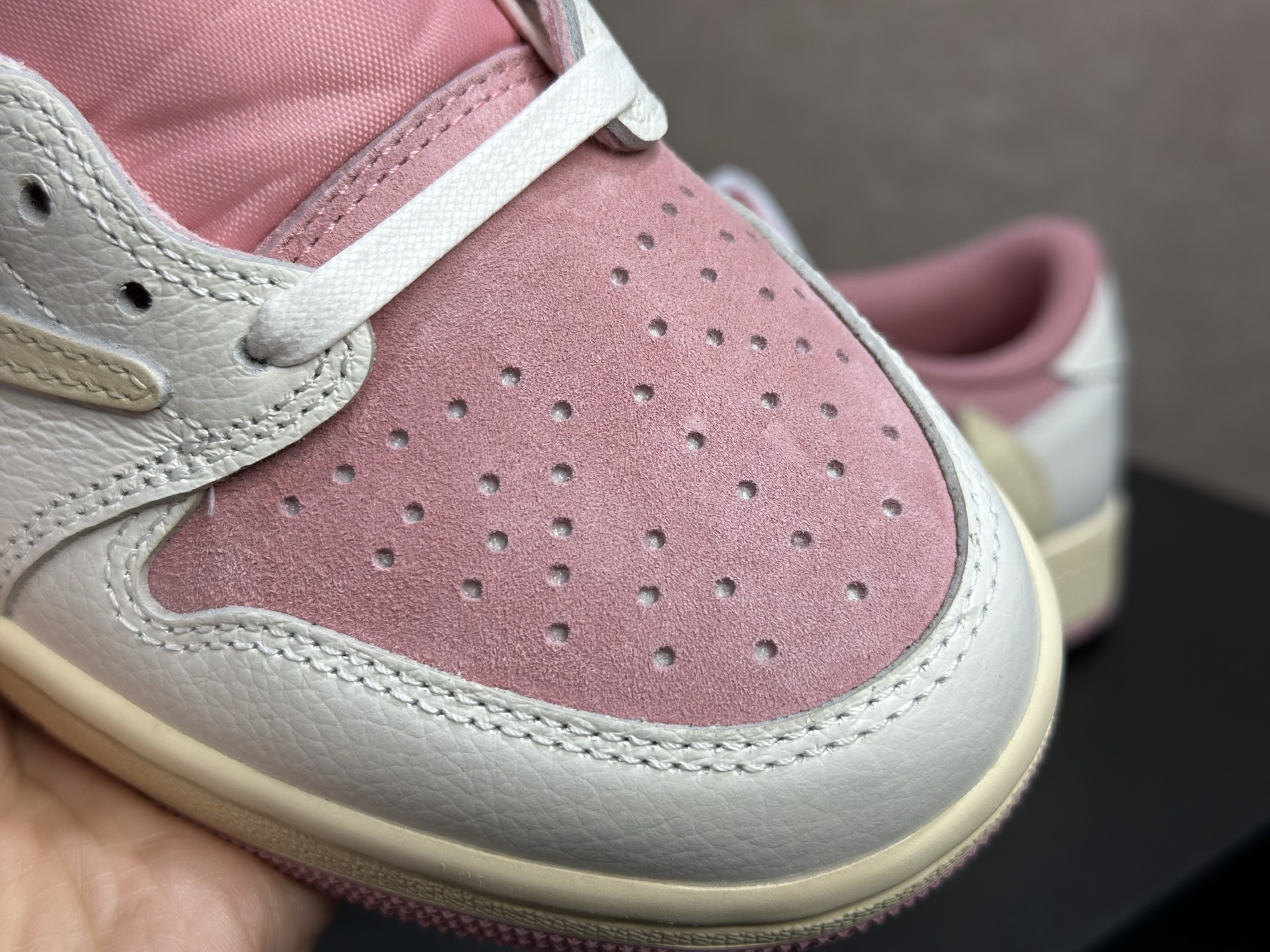 260 倒钩粉白 甜妹氛围感直接拉满的少女神鞋 Travis Scott x AJ1 Low 粉白倒钩 经典反向 Swoosh 粉色麂皮 DM7866-600-Chinese UA Cheap High Quatity Brand Clothes Bags handbags Sneakers wholesale wholesaler seller from China Factory suppliers Fashion Clothing Shoes best Quality Beautiful Price 260 倒钩粉白 甜妹氛围感直接拉满的少女神鞋 Travis Scott x AJ1 Low 粉白倒钩 经典反向 Swoosh 粉色麂皮 DM7866-600