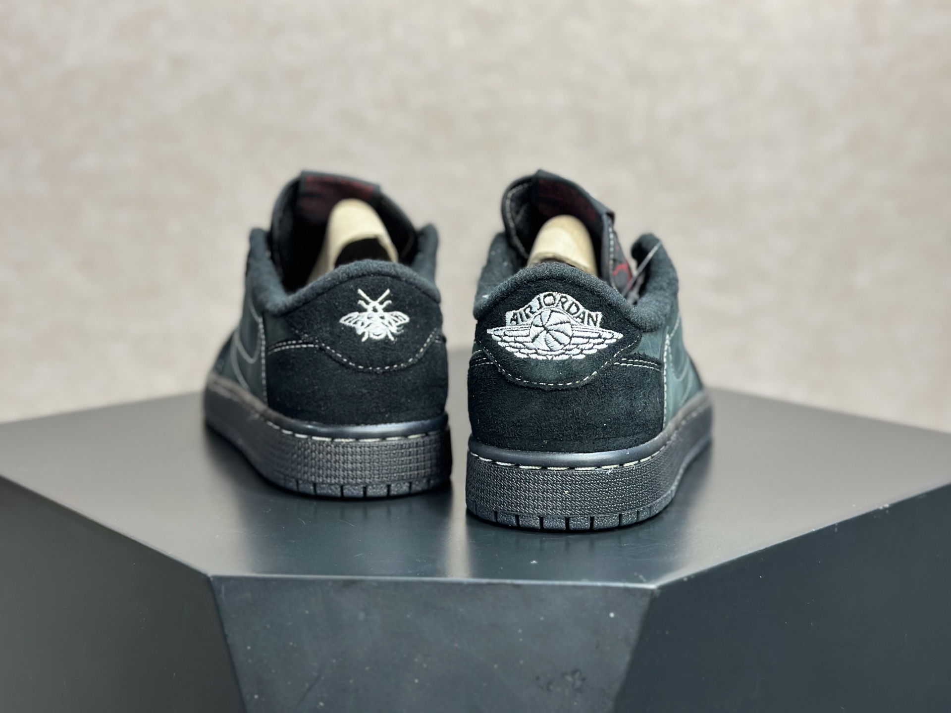 260 倒钩黑幻影 暗黑质感拉满的街头神鞋 Travis Scott x AJ1 Low 黑幻影倒钩 DM7866-001-Chinese UA Cheap High Quatity Brand Clothes Bags handbags Sneakers wholesale wholesaler seller from China Factory suppliers Fashion Clothing Shoes best Quality Beautiful Price 260 倒钩黑幻影 暗黑质感拉满的街头神鞋 Travis Scott x AJ1 Low 黑幻影倒钩 DM7866-001