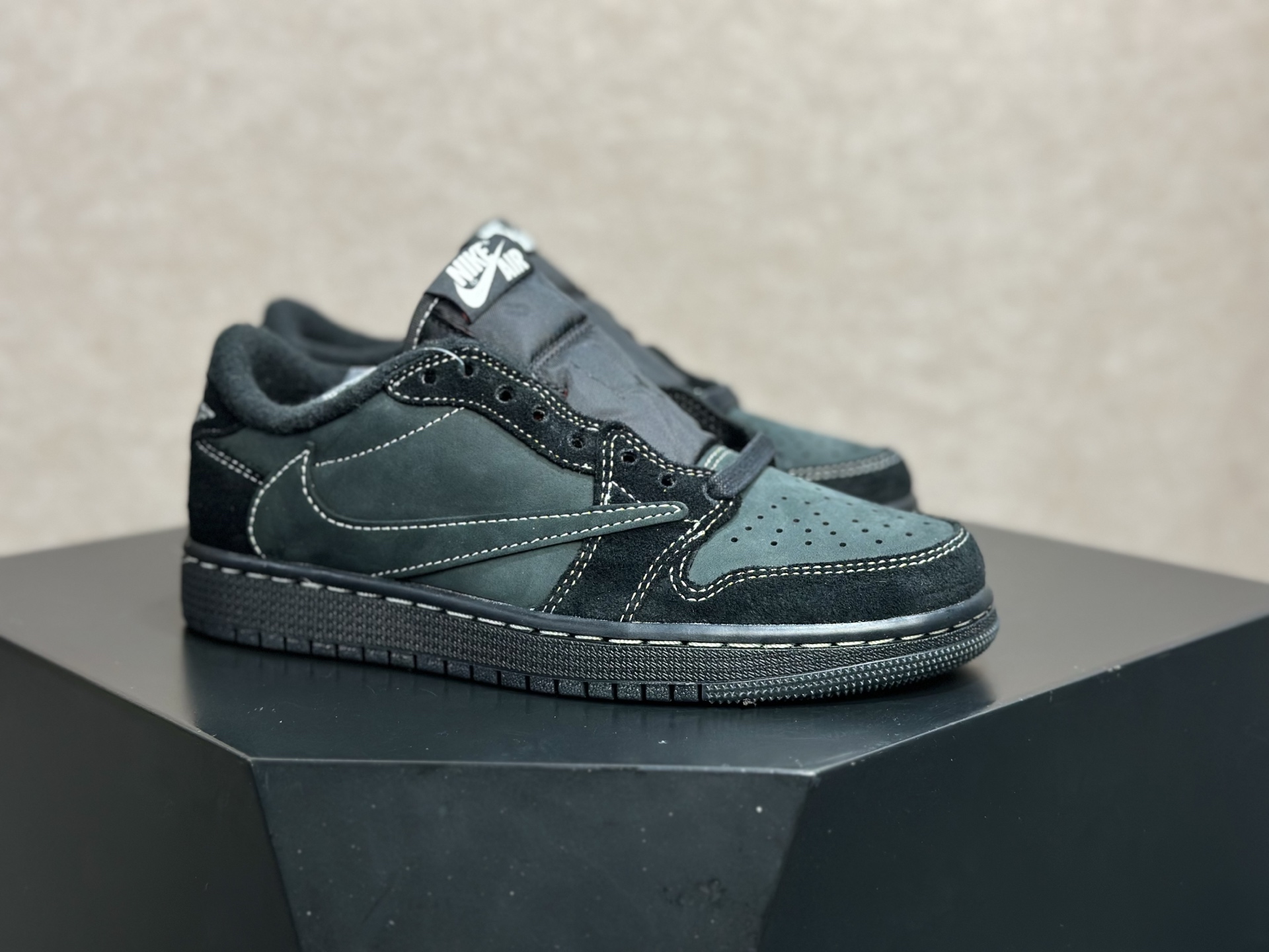 260 倒钩黑幻影 暗黑质感拉满的街头神鞋 Travis Scott x AJ1 Low 黑幻影倒钩 DM7866-001-Chinese UA Cheap High Quatity Brand Clothes Bags handbags Sneakers wholesale wholesaler seller from China Factory suppliers Fashion Clothing Shoes best Quality Beautiful Price 260 倒钩黑幻影 暗黑质感拉满的街头神鞋 Travis Scott x AJ1 Low 黑幻影倒钩 DM7866-001