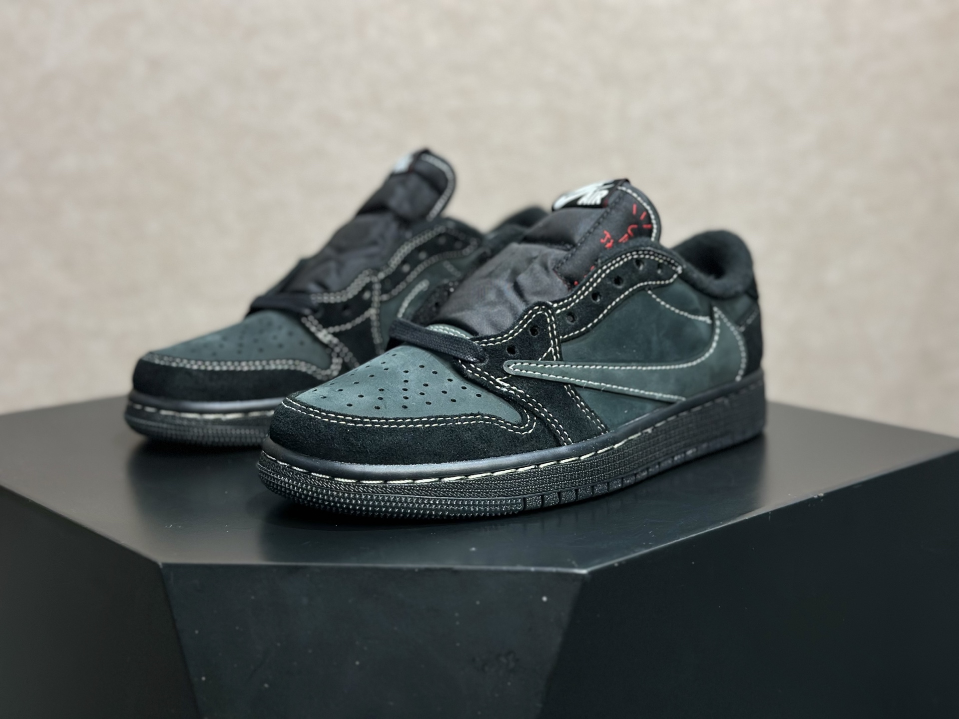 260 倒钩黑幻影 暗黑质感拉满的街头神鞋 Travis Scott x AJ1 Low 黑幻影倒钩 DM7866-001-Chinese UA Cheap High Quatity Brand Clothes Bags handbags Sneakers wholesale wholesaler seller from China Factory suppliers Fashion Clothing Shoes best Quality Beautiful Price 260 倒钩黑幻影 暗黑质感拉满的街头神鞋 Travis Scott x AJ1 Low 黑幻影倒钩 DM7866-001