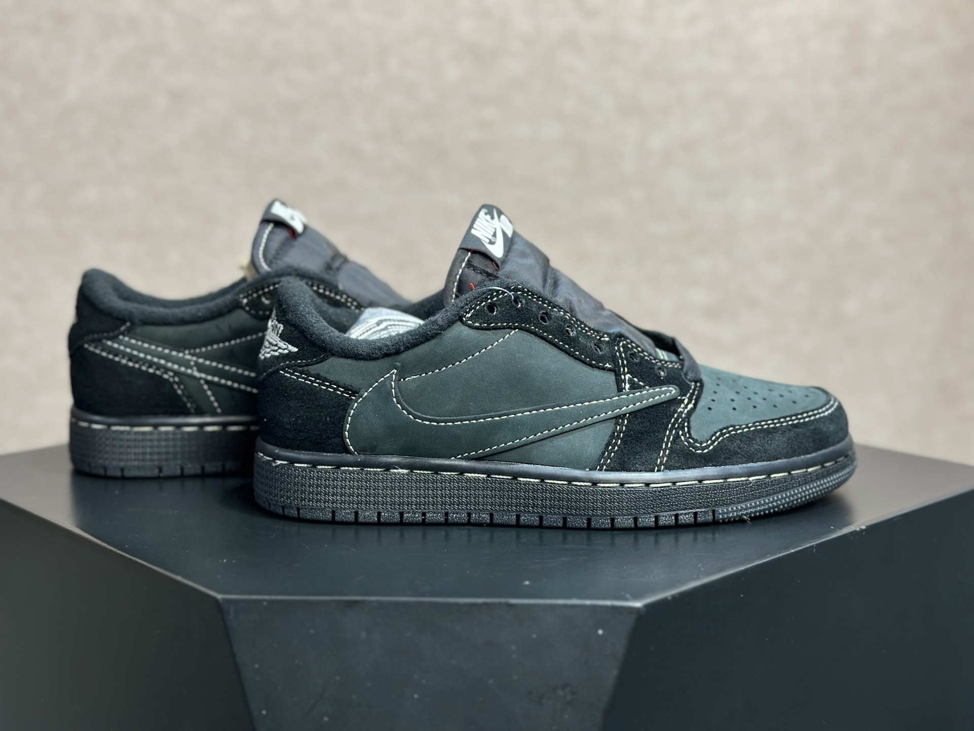 260 倒钩黑幻影 暗黑质感拉满的街头神鞋 Travis Scott x AJ1 Low 黑幻影倒钩 DM7866-001-Chinese UA Cheap High Quatity Brand Clothes Bags handbags Sneakers wholesale wholesaler seller from China Factory suppliers Fashion Clothing Shoes best Quality Beautiful Price 260 倒钩黑幻影 暗黑质感拉满的街头神鞋 Travis Scott x AJ1 Low 黑幻影倒钩 DM7866-001
