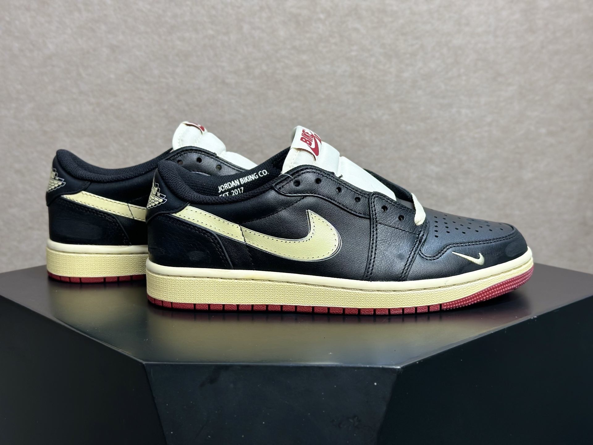 260 AJ1 黑金倒钩 复古高级感直接拉满的街头神鞋 Air Jordan 1 Low 黑金倒钩 经典黑皮 DZ0790-001-Chinese UA Cheap High Quatity Brand Clothes Bags handbags Sneakers wholesale wholesaler seller from China Factory suppliers Fashion Clothing Shoes best Quality Beautiful Price 260 AJ1 黑金倒钩 复古高级感直接拉满的街头神鞋 Air Jordan 1 Low 黑金倒钩 经典黑皮 DZ0790-001