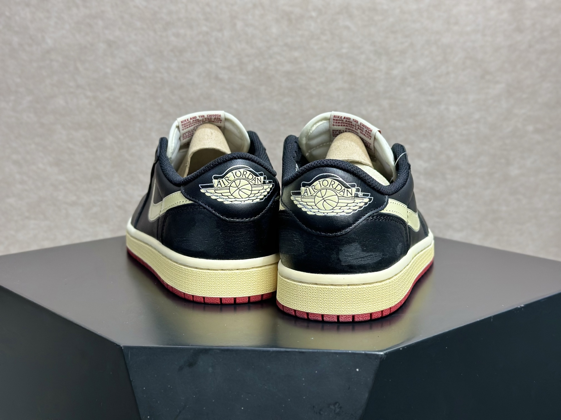 260 AJ1 黑金倒钩 复古高级感直接拉满的街头神鞋 Air Jordan 1 Low 黑金倒钩 经典黑皮 DZ0790-001-Chinese UA Cheap High Quatity Brand Clothes Bags handbags Sneakers wholesale wholesaler seller from China Factory suppliers Fashion Clothing Shoes best Quality Beautiful Price 260 AJ1 黑金倒钩 复古高级感直接拉满的街头神鞋 Air Jordan 1 Low 黑金倒钩 经典黑皮 DZ0790-001