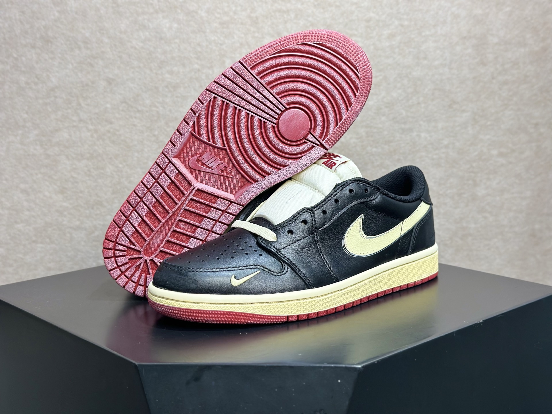260 AJ1 黑金倒钩 复古高级感直接拉满的街头神鞋 Air Jordan 1 Low 黑金倒钩 经典黑皮 DZ0790-001-Chinese UA Cheap High Quatity Brand Clothes Bags handbags Sneakers wholesale wholesaler seller from China Factory suppliers Fashion Clothing Shoes best Quality Beautiful Price 260 AJ1 黑金倒钩 复古高级感直接拉满的街头神鞋 Air Jordan 1 Low 黑金倒钩 经典黑皮 DZ0790-001