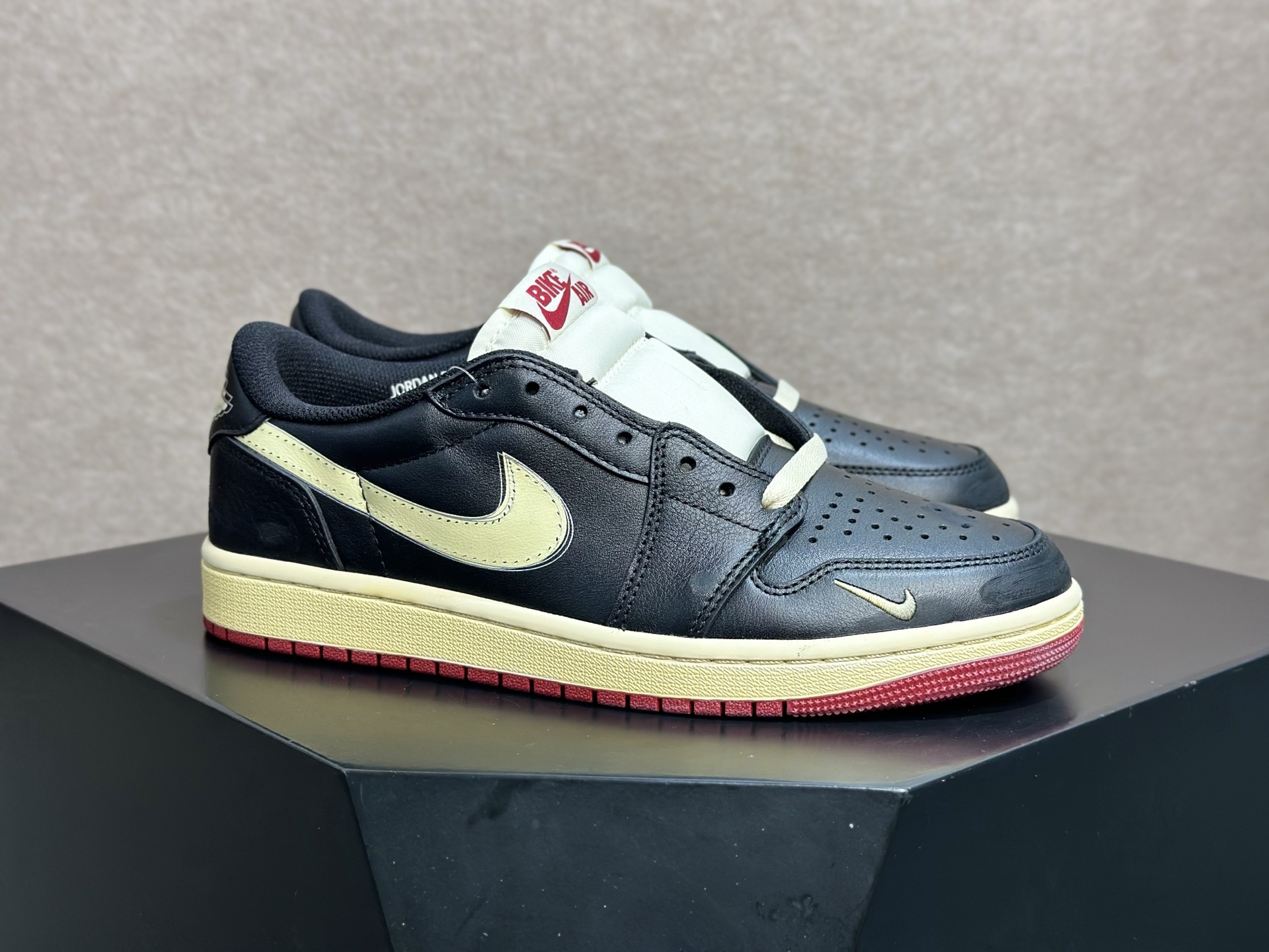 260 AJ1 黑金倒钩 复古高级感直接拉满的街头神鞋 Air Jordan 1 Low 黑金倒钩 经典黑皮 DZ0790-001-Chinese UA Cheap High Quatity Brand Clothes Bags handbags Sneakers wholesale wholesaler seller from China Factory suppliers Fashion Clothing Shoes best Quality Beautiful Price 260 AJ1 黑金倒钩 复古高级感直接拉满的街头神鞋 Air Jordan 1 Low 黑金倒钩 经典黑皮 DZ0790-001