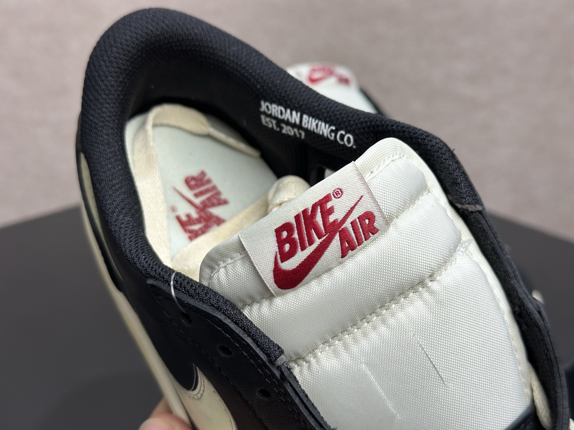 260 AJ1 黑金倒钩 复古高级感直接拉满的街头神鞋 Air Jordan 1 Low 黑金倒钩 经典黑皮 DZ0790-001-Chinese UA Cheap High Quatity Brand Clothes Bags handbags Sneakers wholesale wholesaler seller from China Factory suppliers Fashion Clothing Shoes best Quality Beautiful Price 260 AJ1 黑金倒钩 复古高级感直接拉满的街头神鞋 Air Jordan 1 Low 黑金倒钩 经典黑皮 DZ0790-001