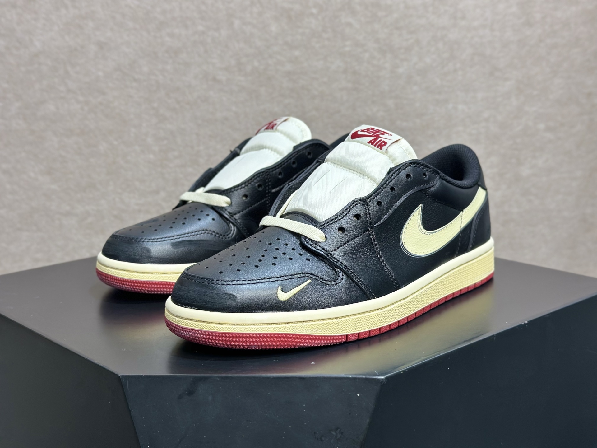 260 AJ1 黑金倒钩 复古高级感直接拉满的街头神鞋 Air Jordan 1 Low 黑金倒钩 经典黑皮 DZ0790-001-Chinese UA Cheap High Quatity Brand Clothes Bags handbags Sneakers wholesale wholesaler seller from China Factory suppliers Fashion Clothing Shoes best Quality Beautiful Price 260 AJ1 黑金倒钩 复古高级感直接拉满的街头神鞋 Air Jordan 1 Low 黑金倒钩 经典黑皮 DZ0790-001