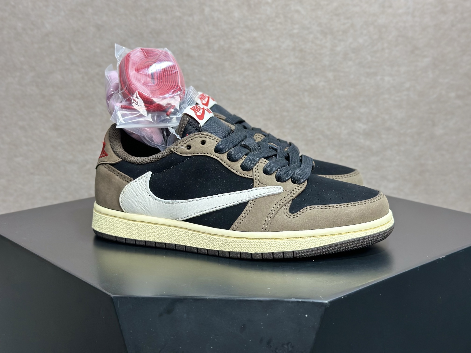初代倒钩摩卡 复古质感封神的街头神鞋 Travis Scott x AJ1 Low 初代摩卡倒钩 CQ4277-001
