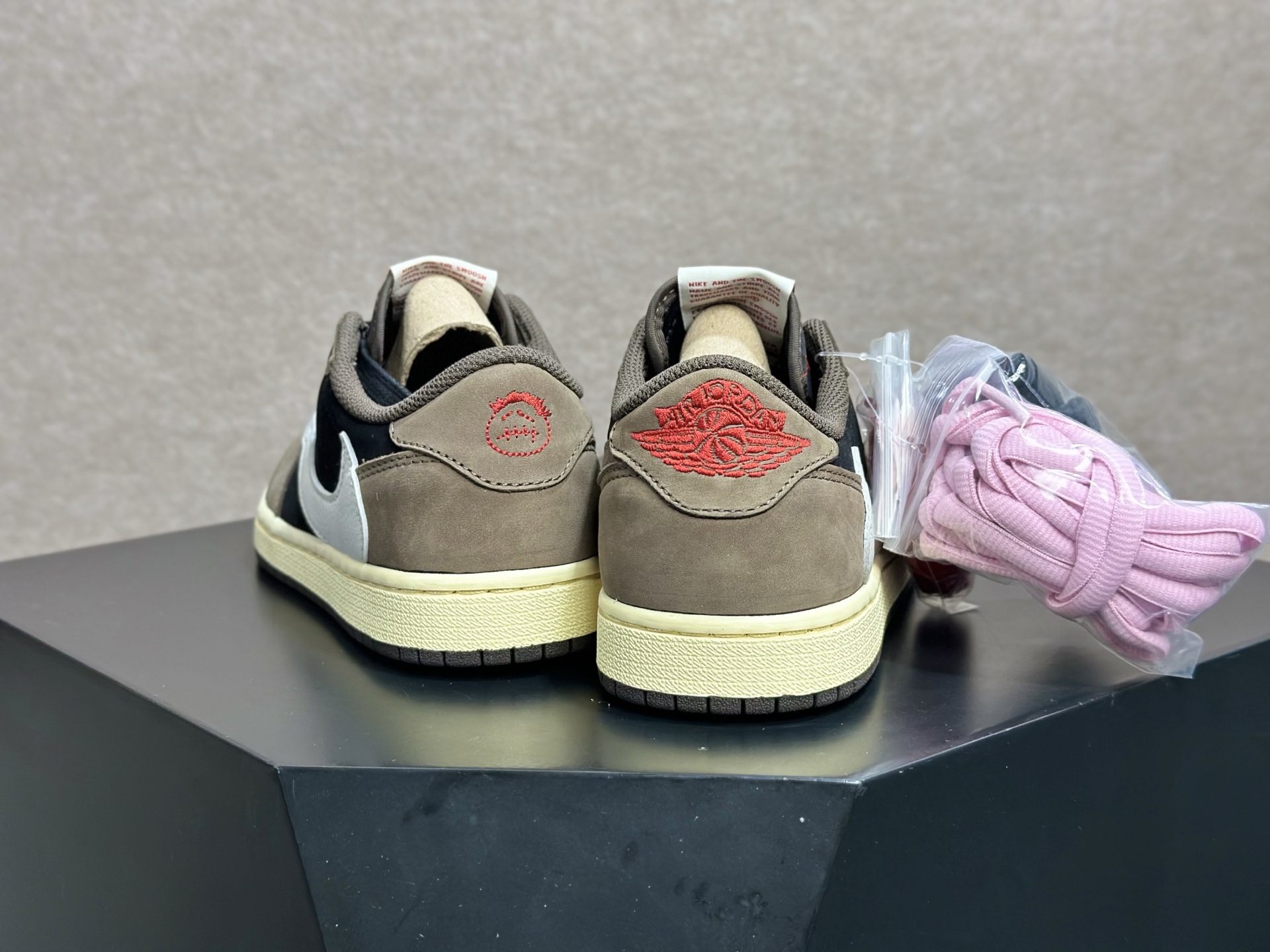 初代倒钩摩卡 复古质感封神的街头神鞋 Travis Scott x AJ1 Low 初代摩卡倒钩 CQ4277-001