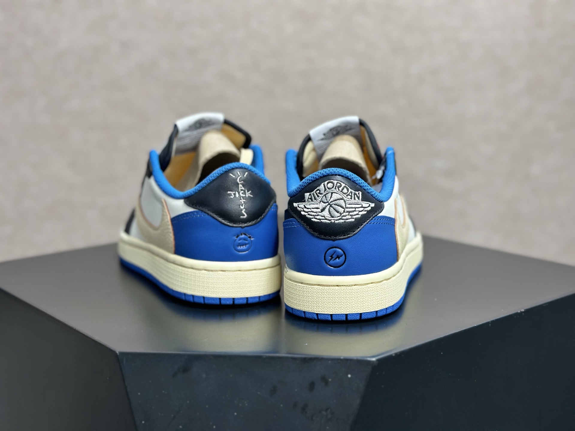 260 闪电倒钩 三方联名封神的街头神鞋 Travis Scott x AJ1 Low 闪电倒钩 DM7866-140