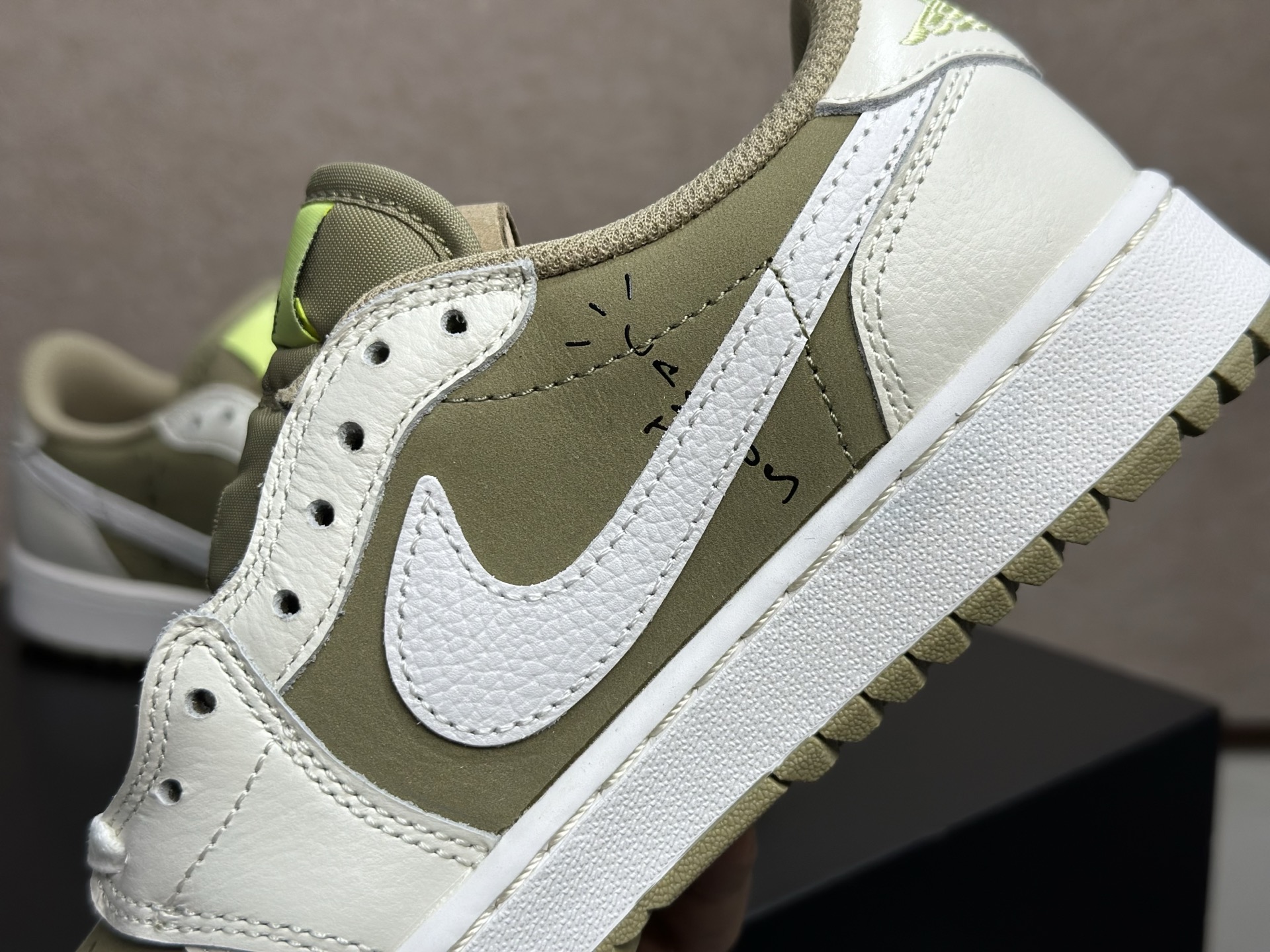 高尔夫倒钩橄榄绿 运动与潮流并存的神鞋 Travis Scott x AJ1 Low Golf 橄榄绿倒钩 FZ3124-200-Top High Quatity Cheap Sneakers Fashion Clothing Clothes Bags handbags Shoes of all Brand wholesale With The best Quality And Beautiful Price from China Factory Chinese suppliers wholesaler seller 高尔夫倒钩橄榄绿 运动与潮流并存的神鞋 Travis Scott x AJ1 Low Golf 橄榄绿倒钩 FZ3124-200