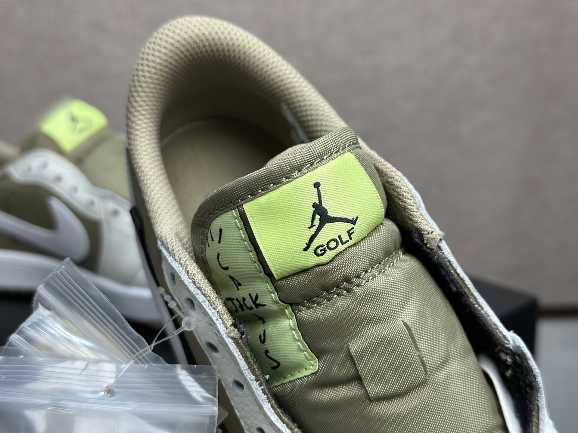 高尔夫倒钩橄榄绿 运动与潮流并存的神鞋 Travis Scott x AJ1 Low Golf 橄榄绿倒钩 FZ3124-200-Top High Quatity Cheap Sneakers Fashion Clothing Clothes Bags handbags Shoes of all Brand wholesale With The best Quality And Beautiful Price from China Factory Chinese suppliers wholesaler seller 高尔夫倒钩橄榄绿 运动与潮流并存的神鞋 Travis Scott x AJ1 Low Golf 橄榄绿倒钩 FZ3124-200